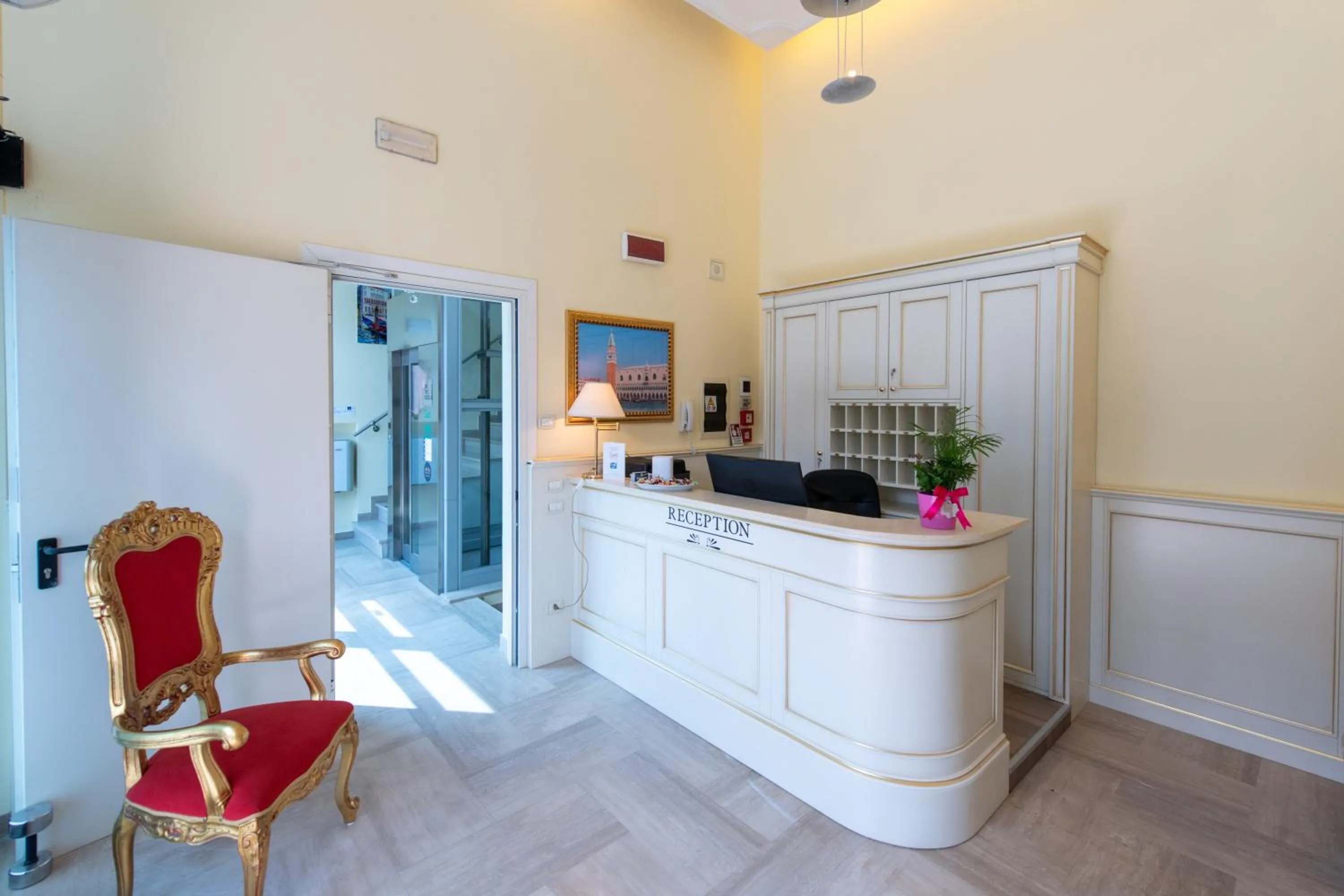 Lobby or reception in Hotel Ambasciata Venice - Atika & Atif