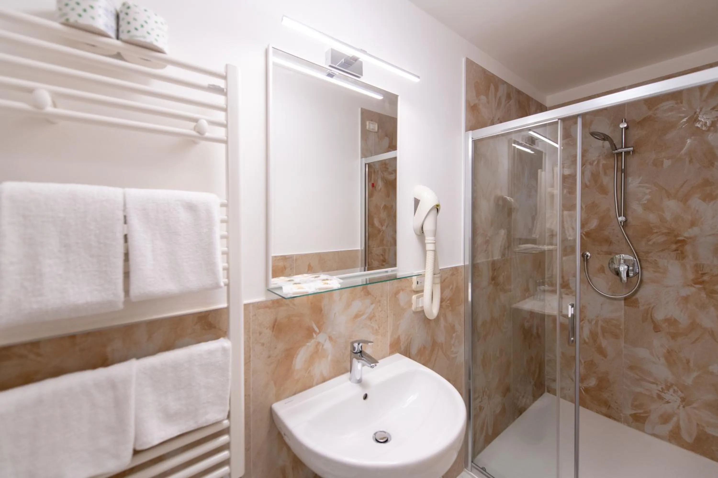 Shower in Hotel Ambasciata Venice - Atika & Atif