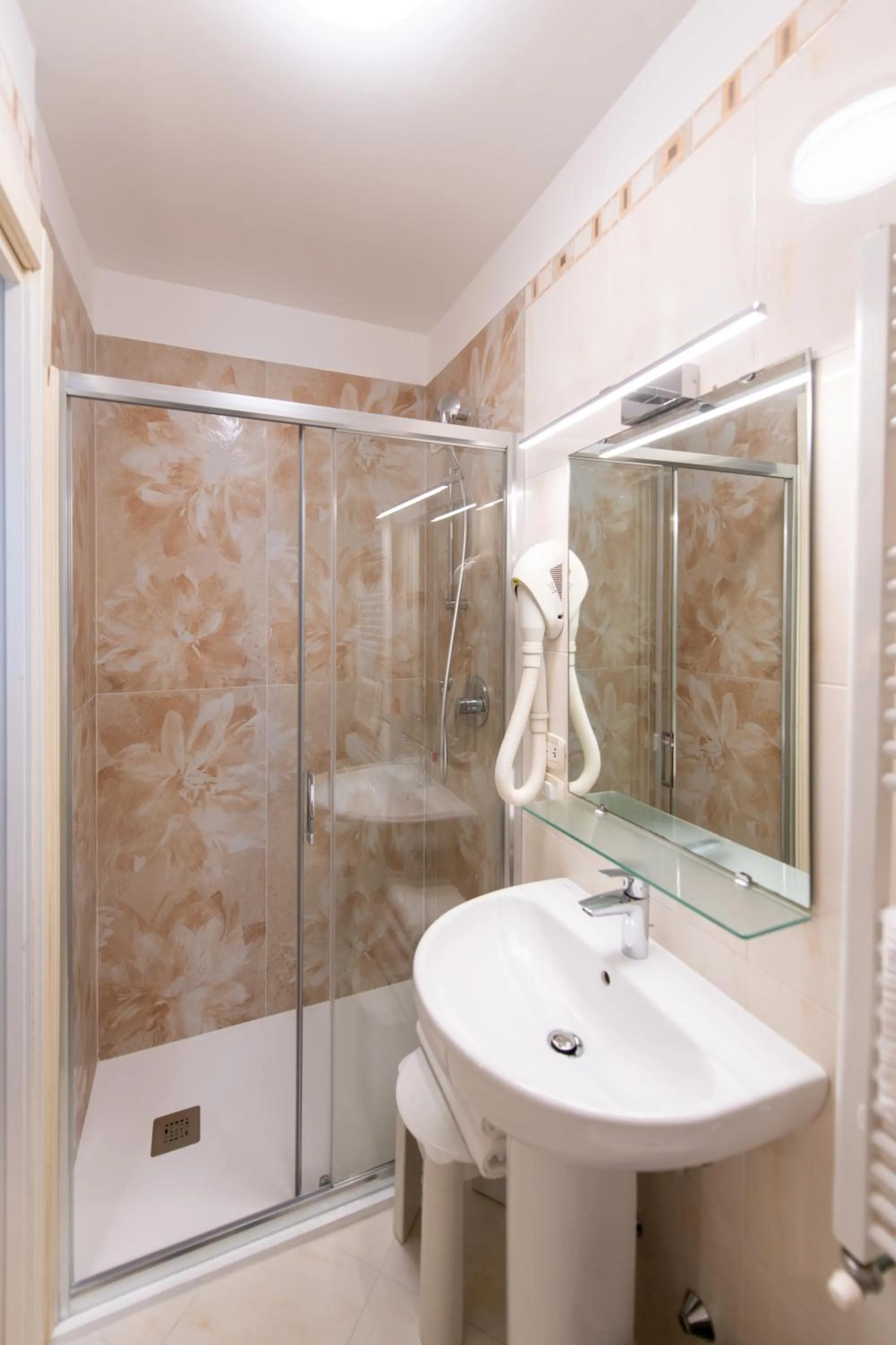 Shower in Hotel Ambasciata Venice - Atika & Atif