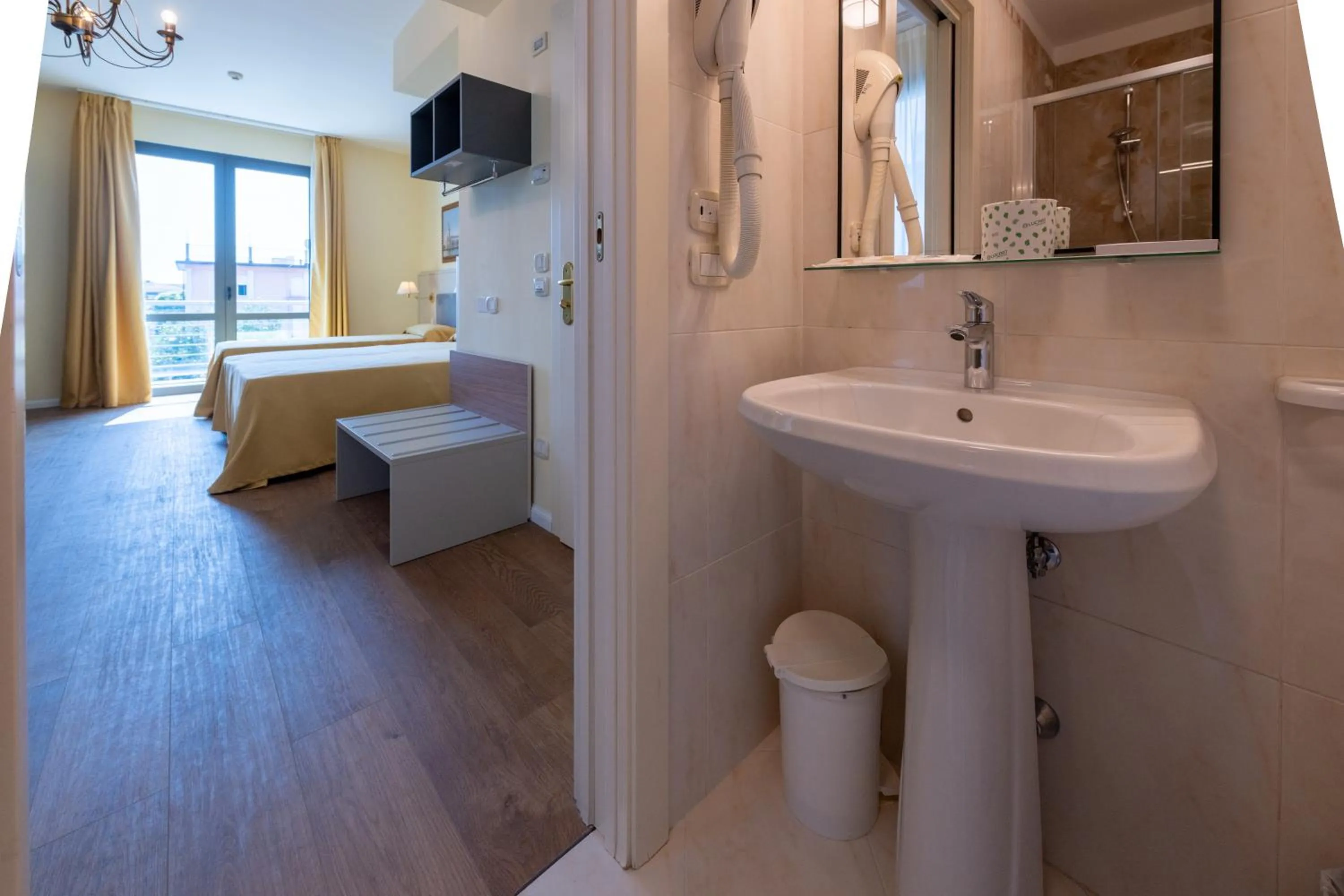 Bathroom, Bed in Hotel Ambasciata Venice - Atika & Atif