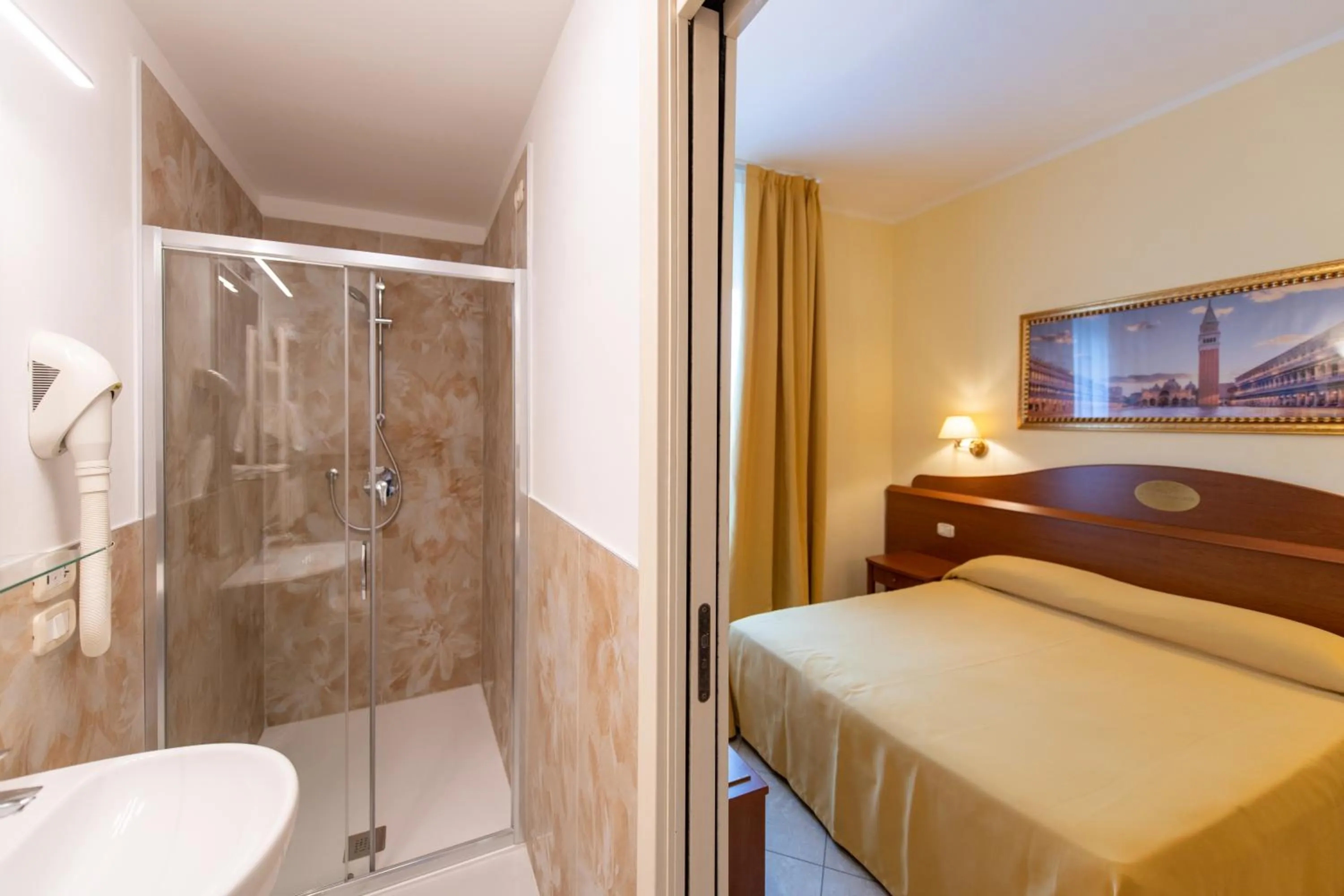 Shower, Bed in Hotel Ambasciata Venice - Atika & Atif