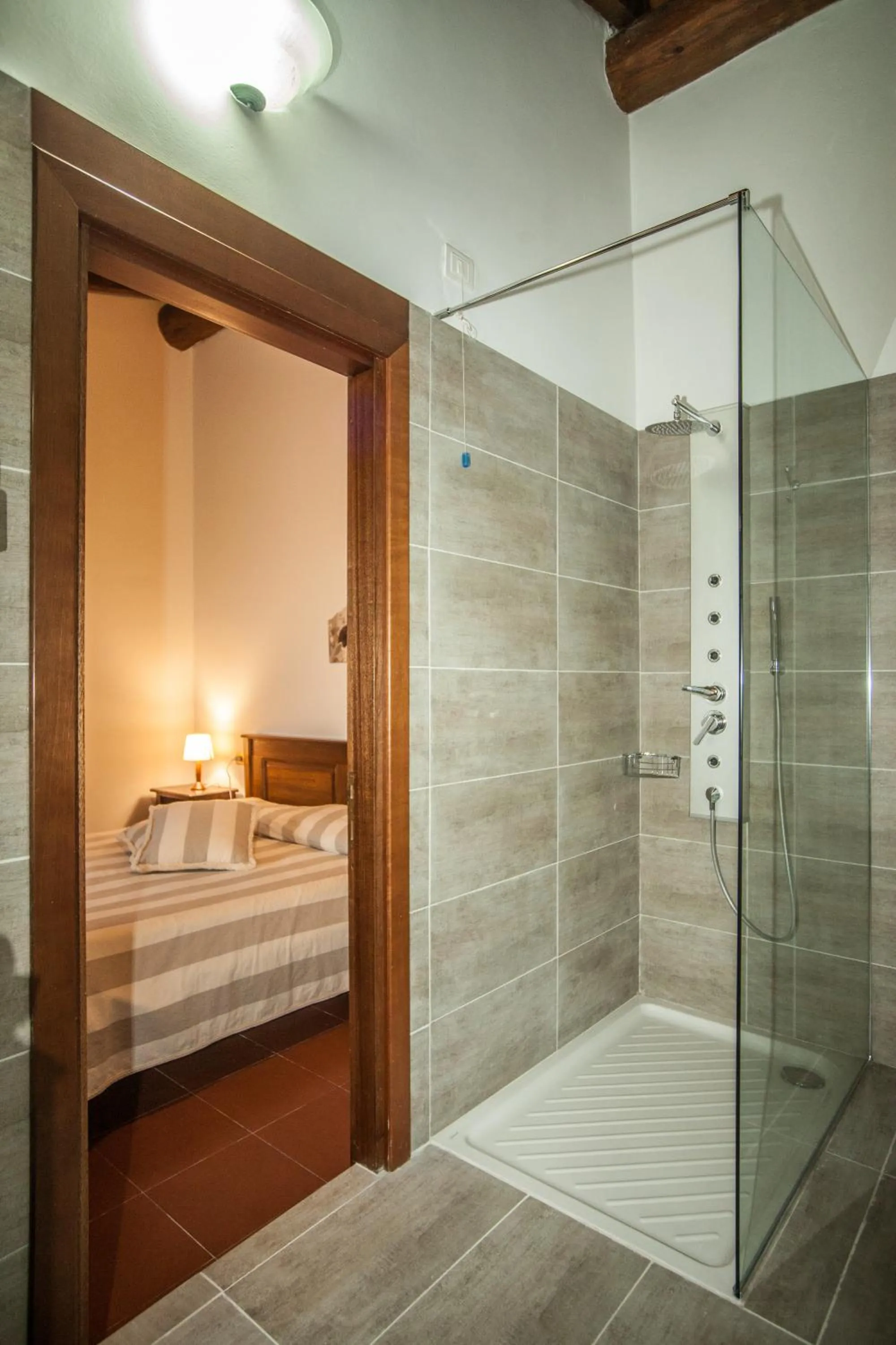 Shower, Bed in Il Poggio degli Olivi