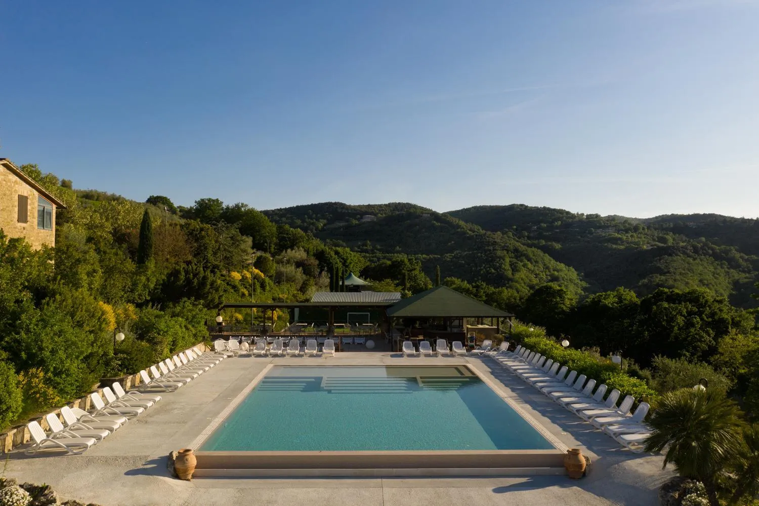 Pool view in Il Poggio degli Olivi