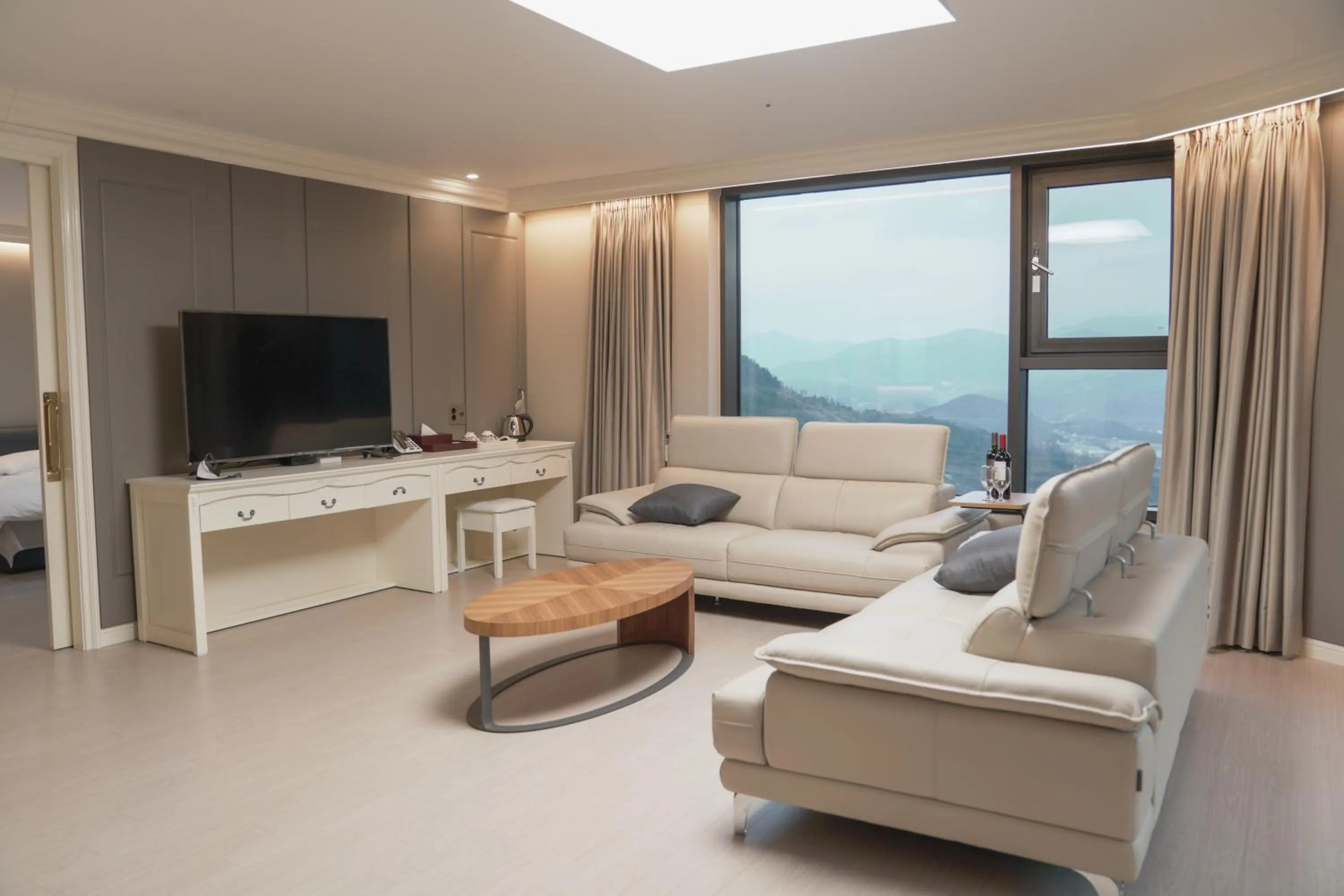 Communal lounge/ TV room in Sancheong Korean Medicine Family Hotel