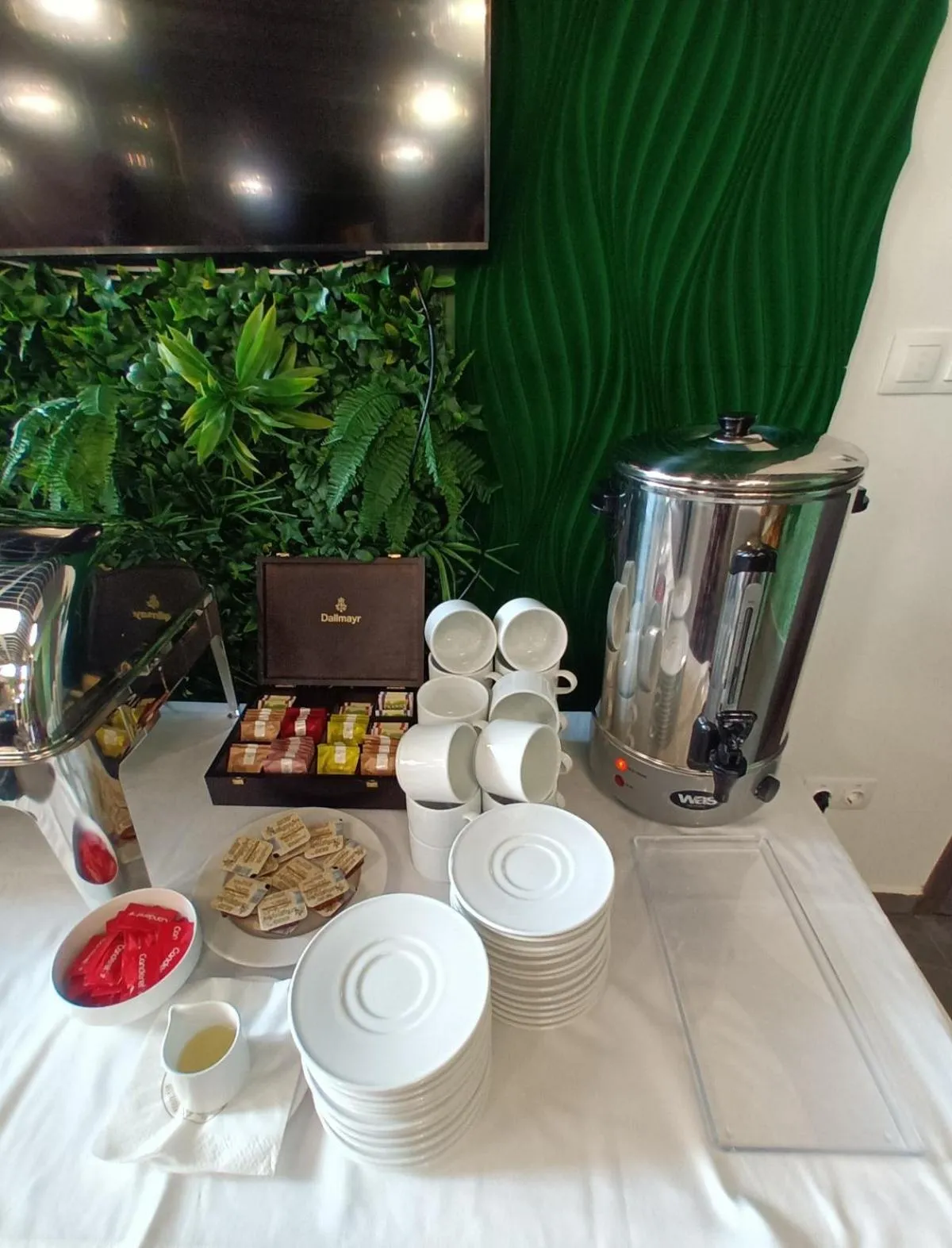 Breakfast in Parizs Garden Apartments