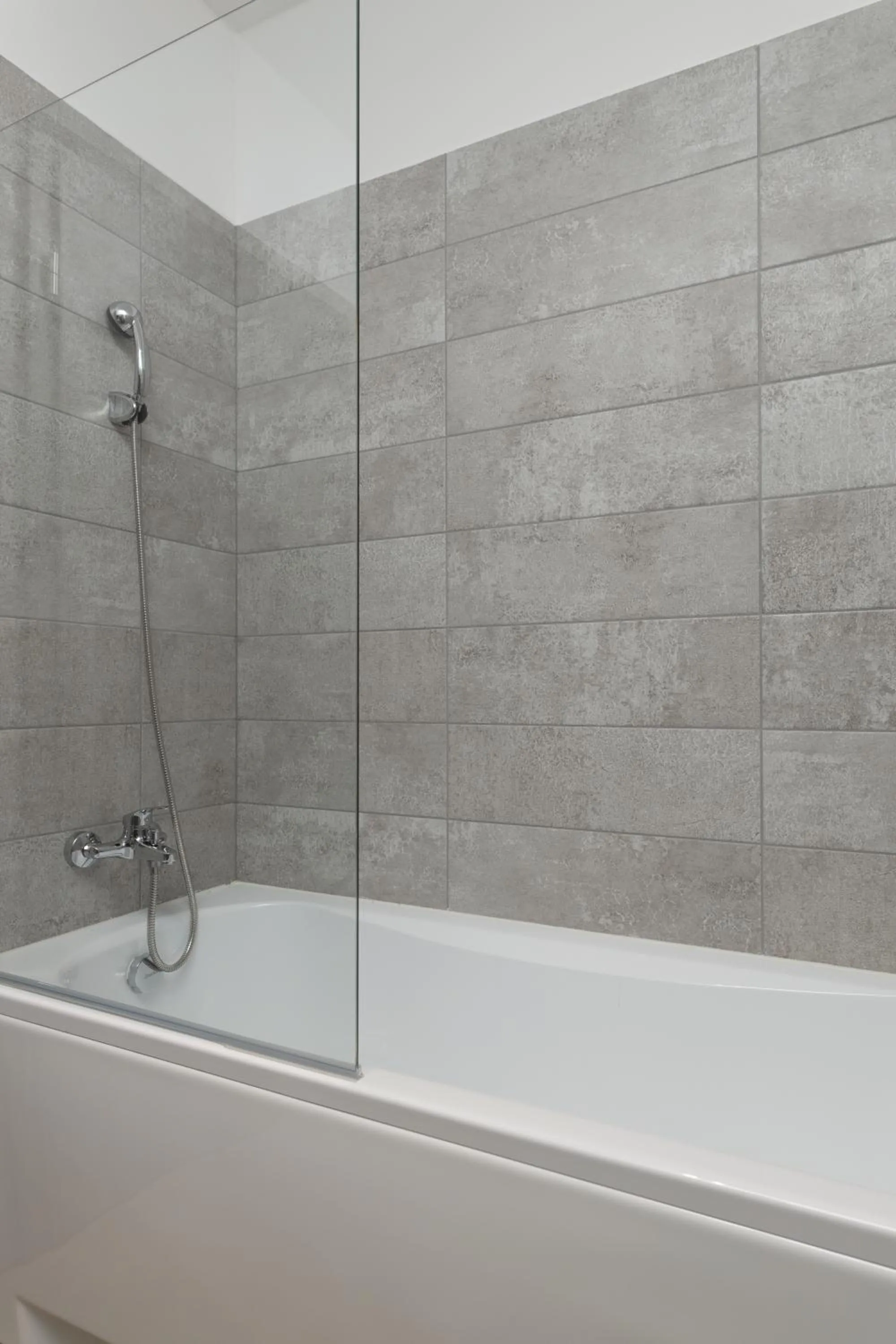 Shower in Parizs Garden Apartments