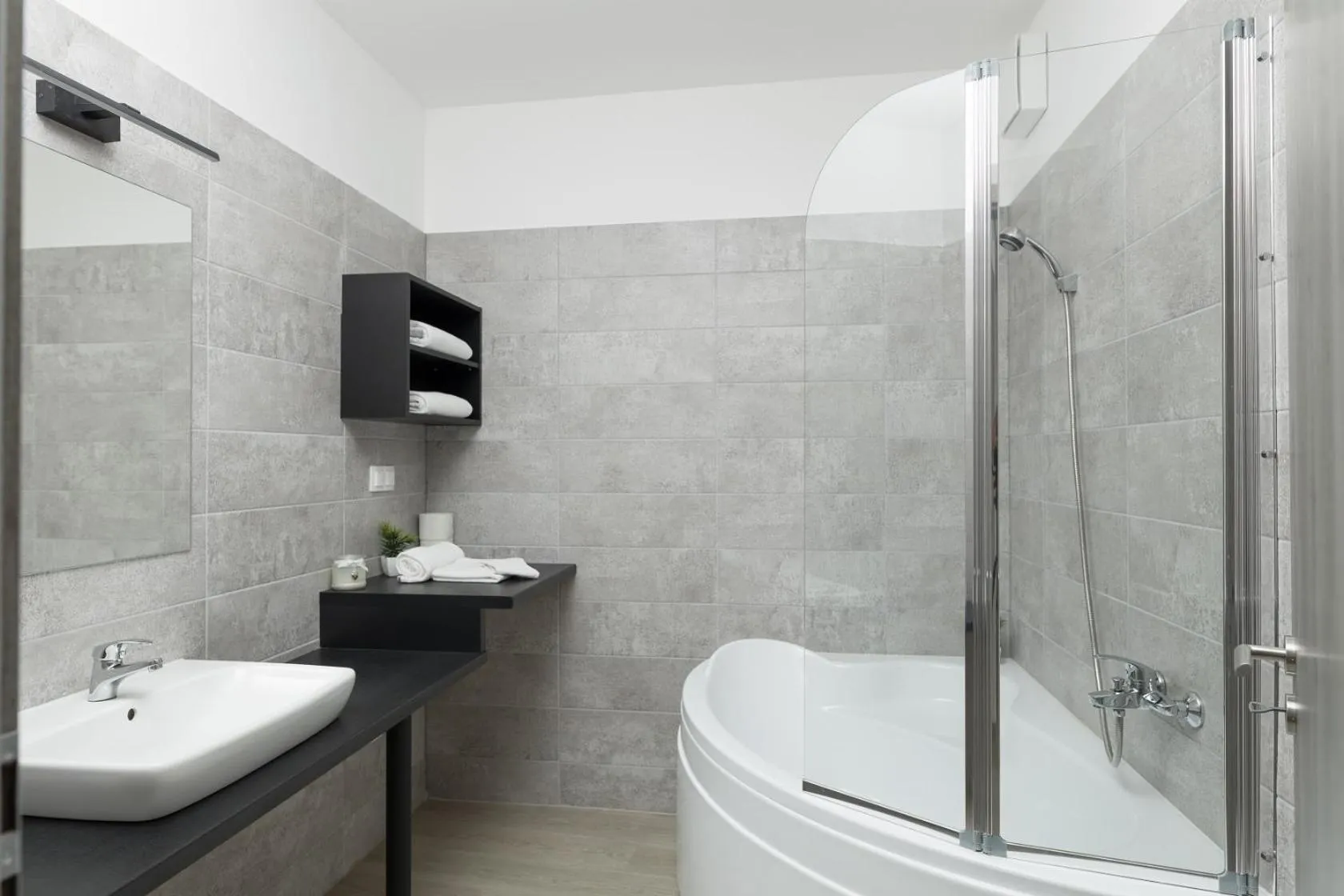 Bathroom in Parizs Garden Apartments