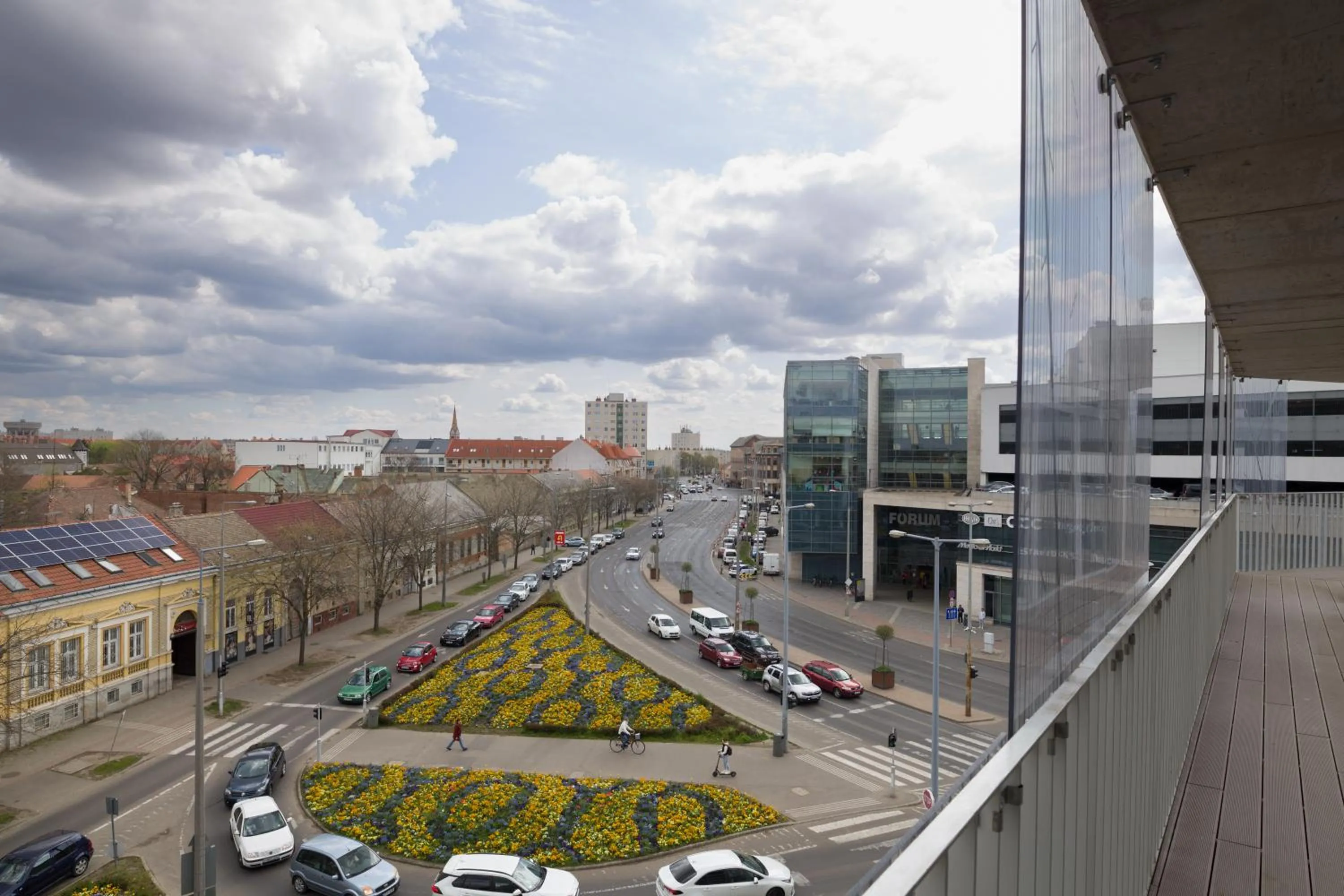 Street view in Parizs Garden Apartments