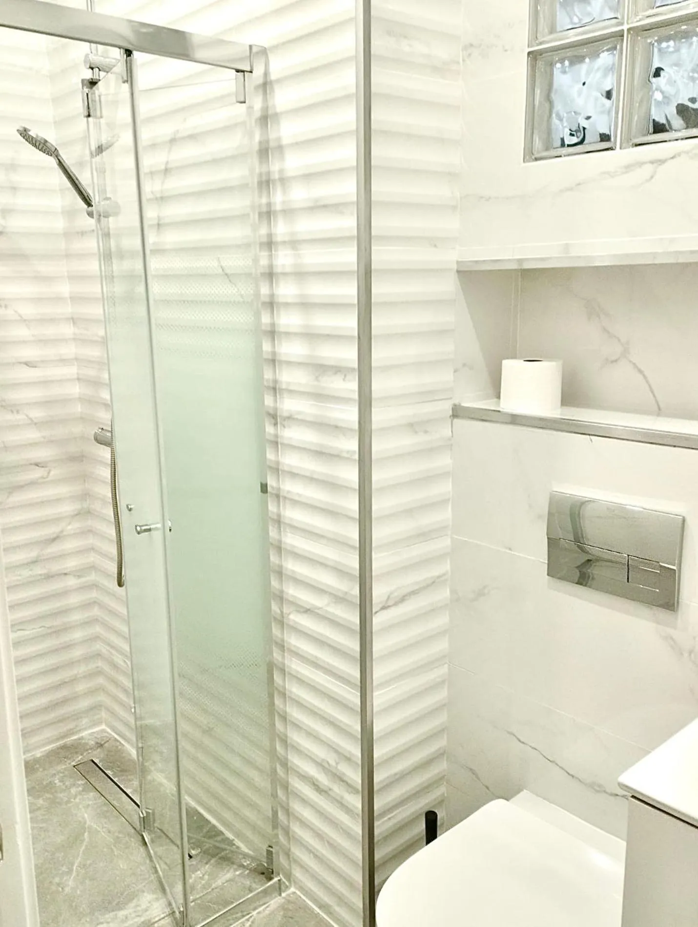 Shower in Soho Boho Apartments - with sunny rooftop terrace and fiber optic internet