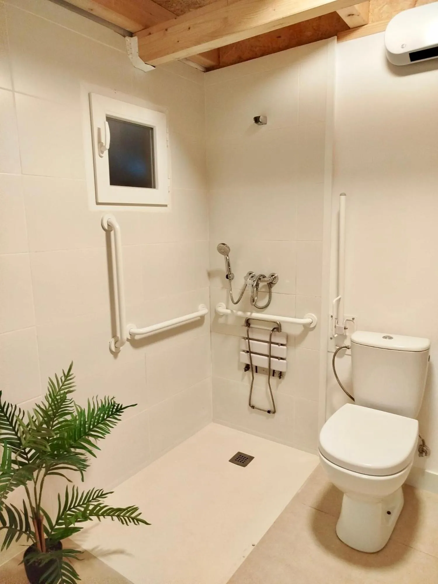 Toilet in Soho Boho Apartments - with sunny rooftop terrace and fiber optic internet