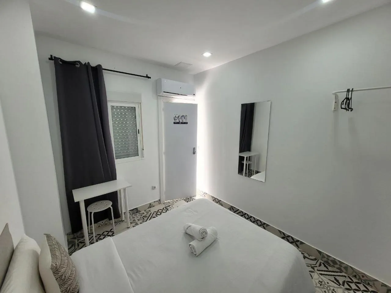 Bed in AYZ Silvela - Auto check-in property