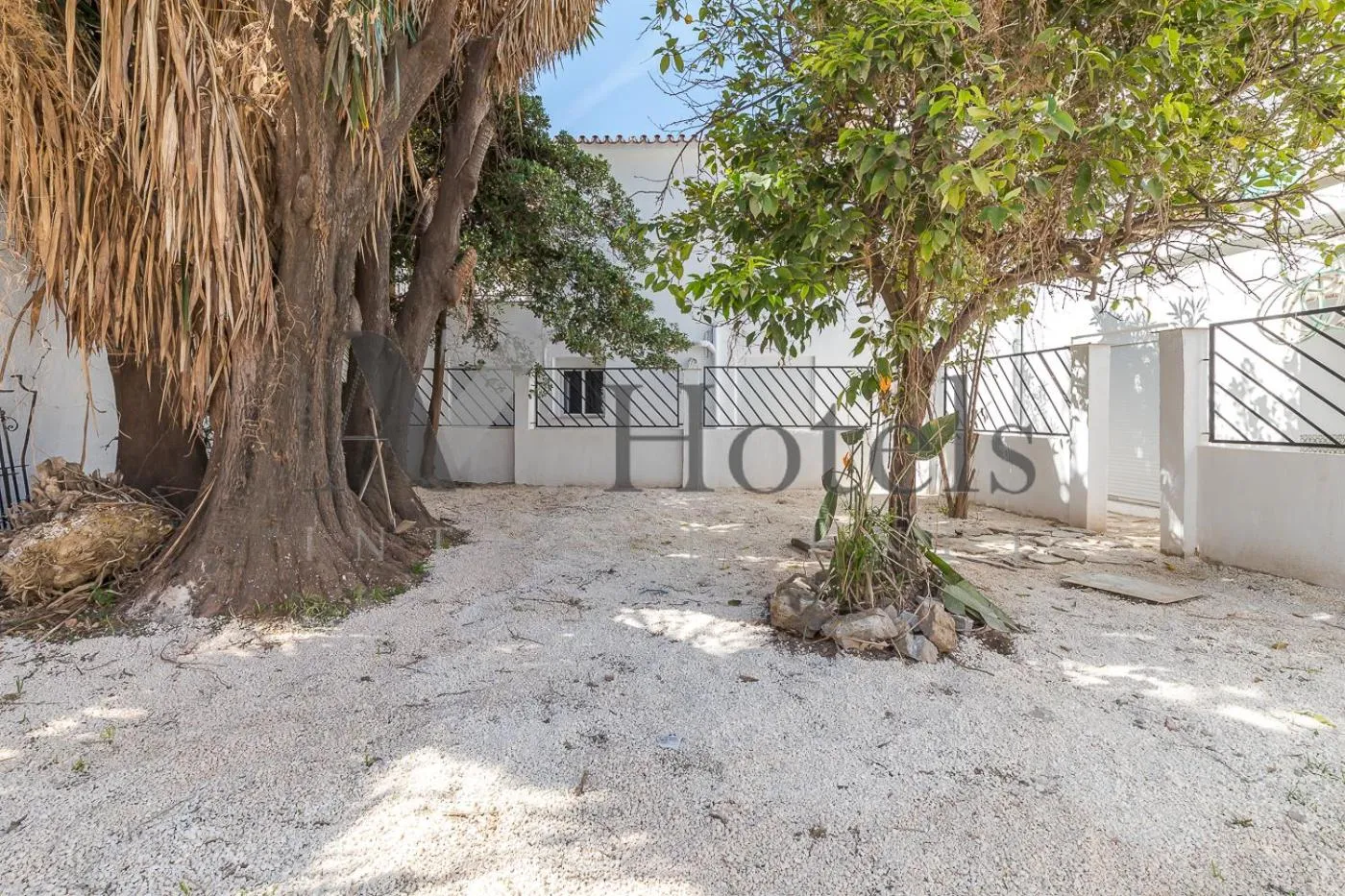 Decorative detail in AYZ Silvela - Auto check-in property