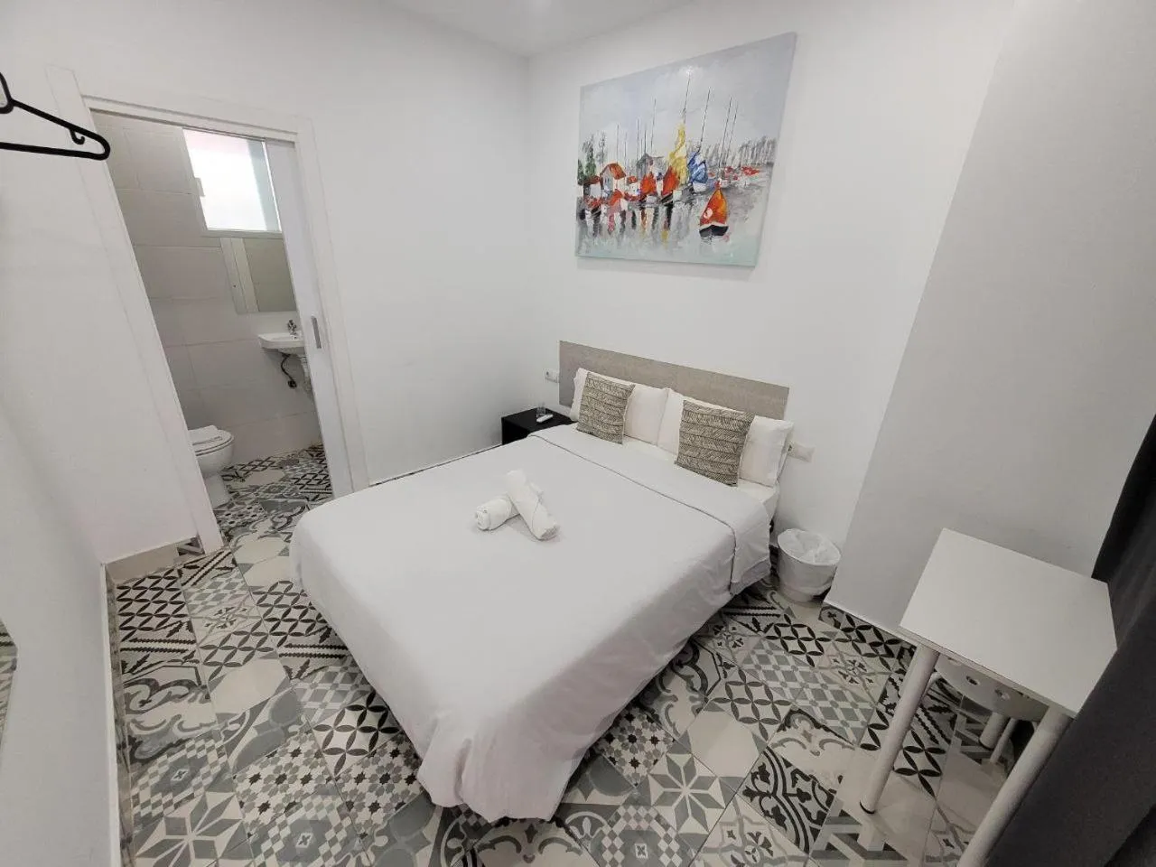 Bed in AYZ Silvela - Auto check-in property