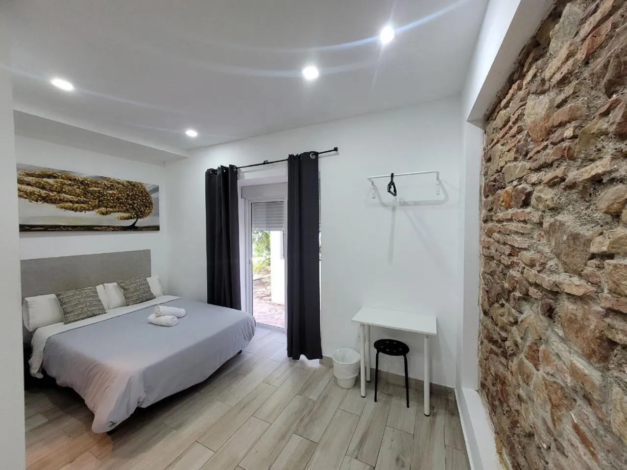Bed in AYZ Silvela - Auto check-in property