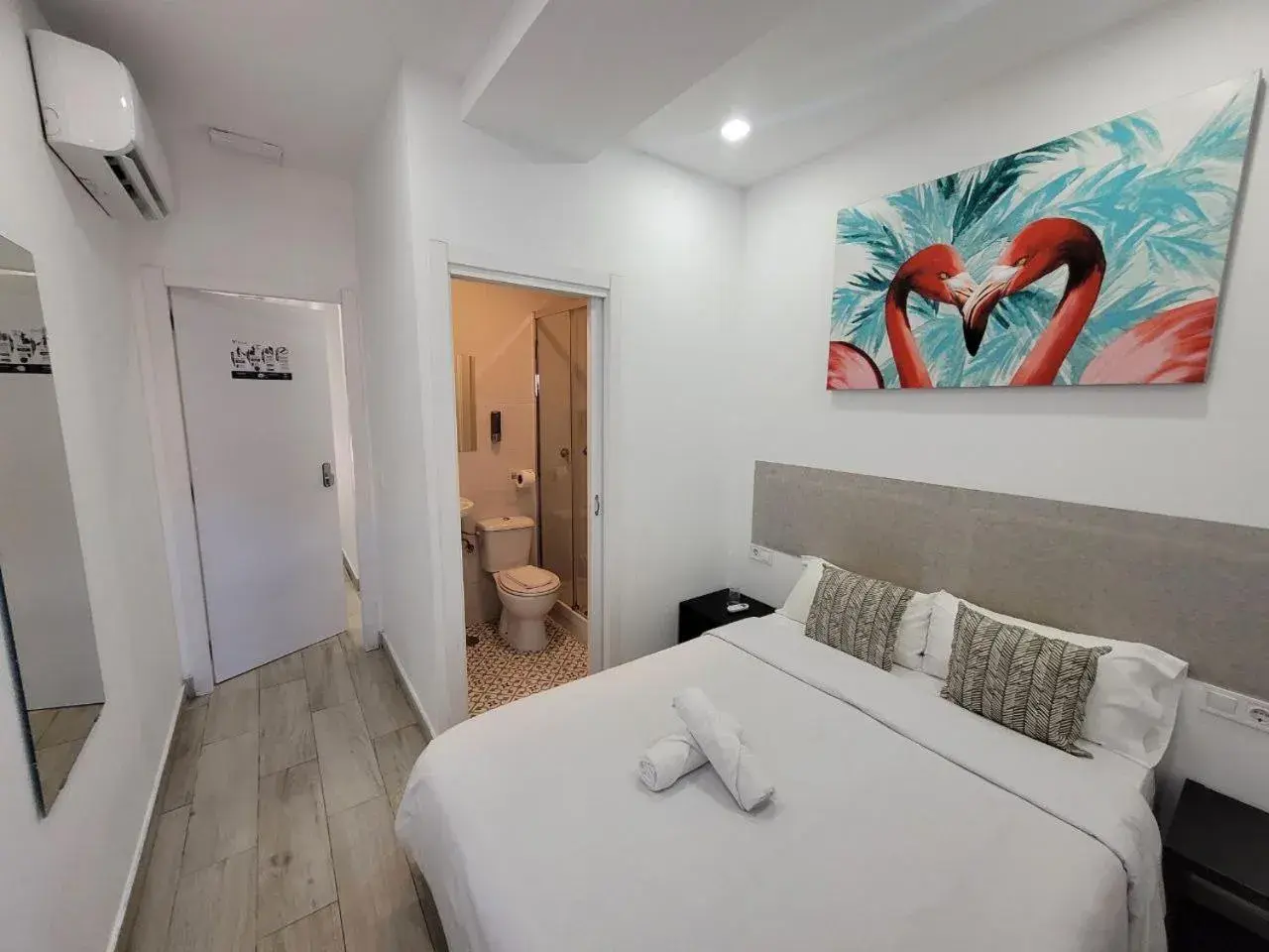 Double Room in AYZ Silvela - Auto check-in property Double Room in AYZ Silvela - Auto check-in property
