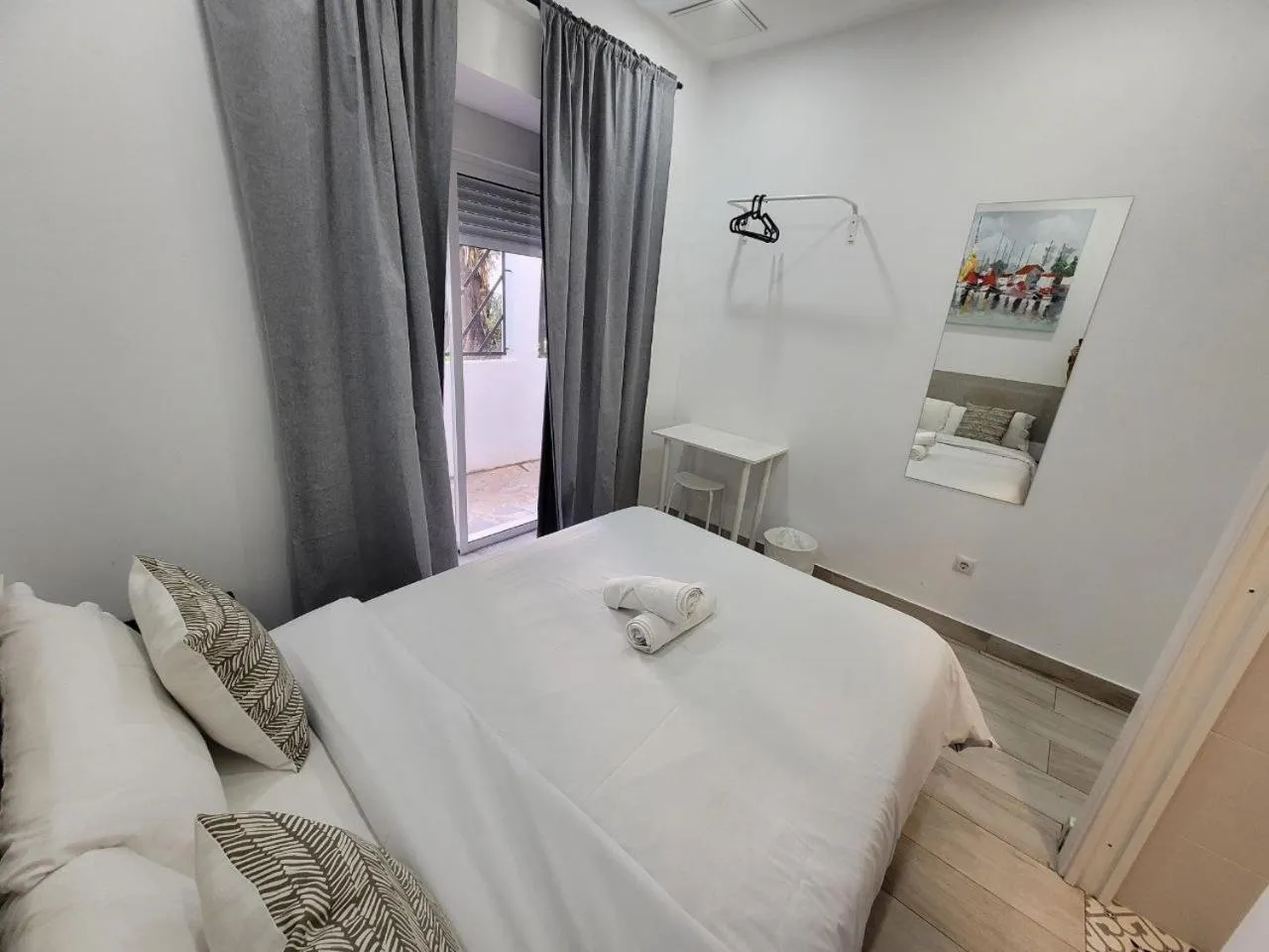 Bed in AYZ Silvela - Auto check-in property