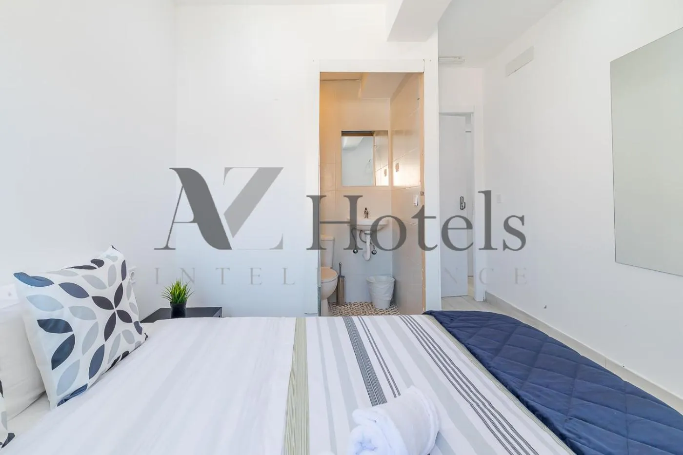 Decorative detail, Bed in AYZ Silvela - Auto check-in property