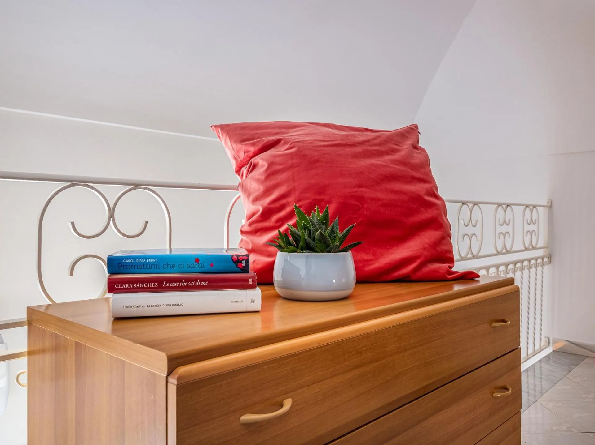Decorative detail, Bed in La Perla di Chicca