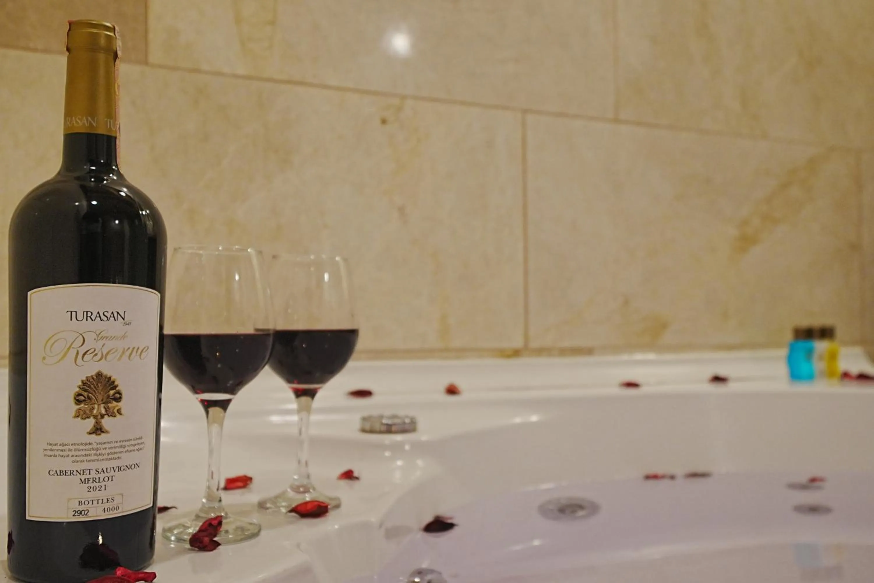 Hot Tub in Kayra Cave Suites