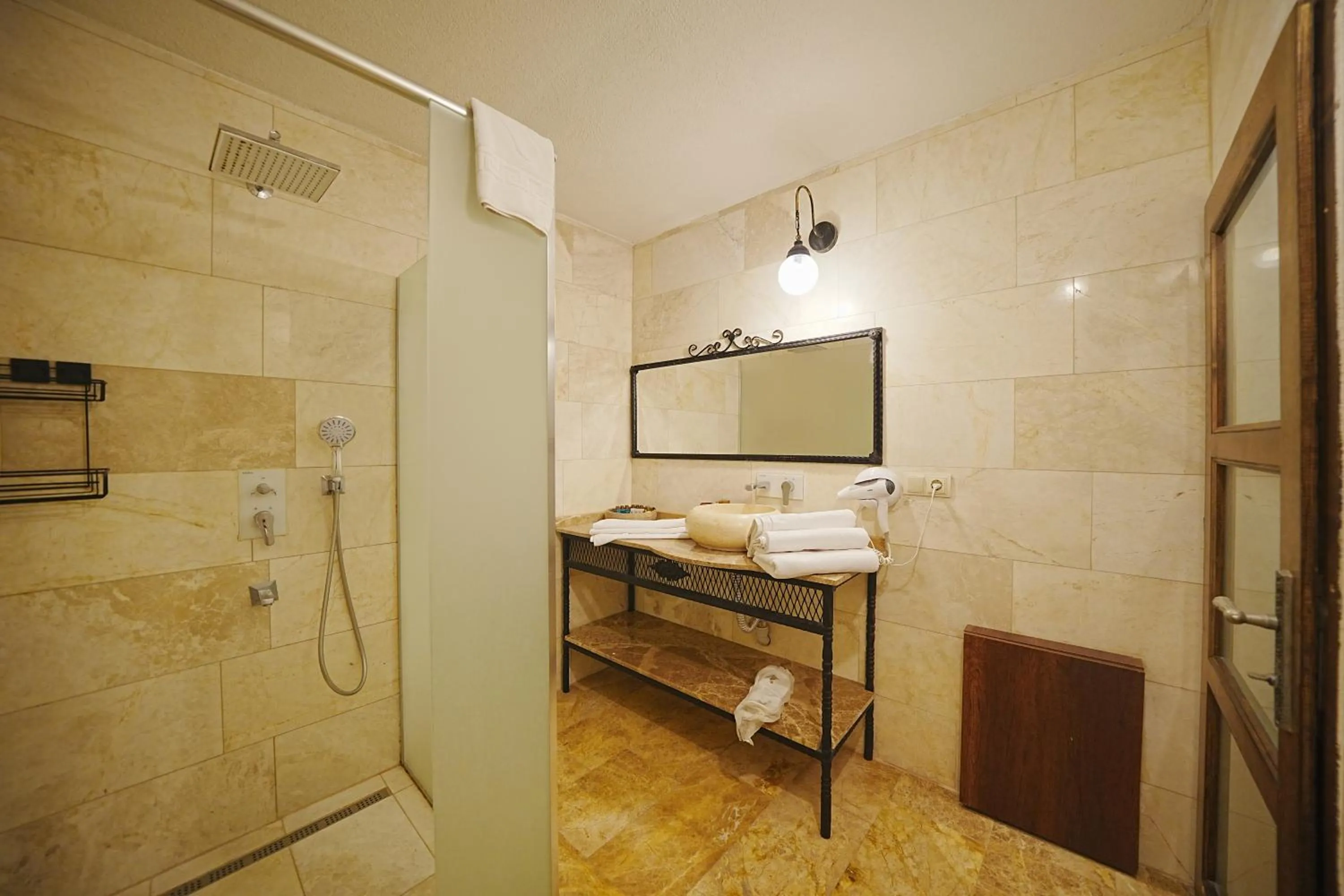 Bathroom in Kayra Cave Suites