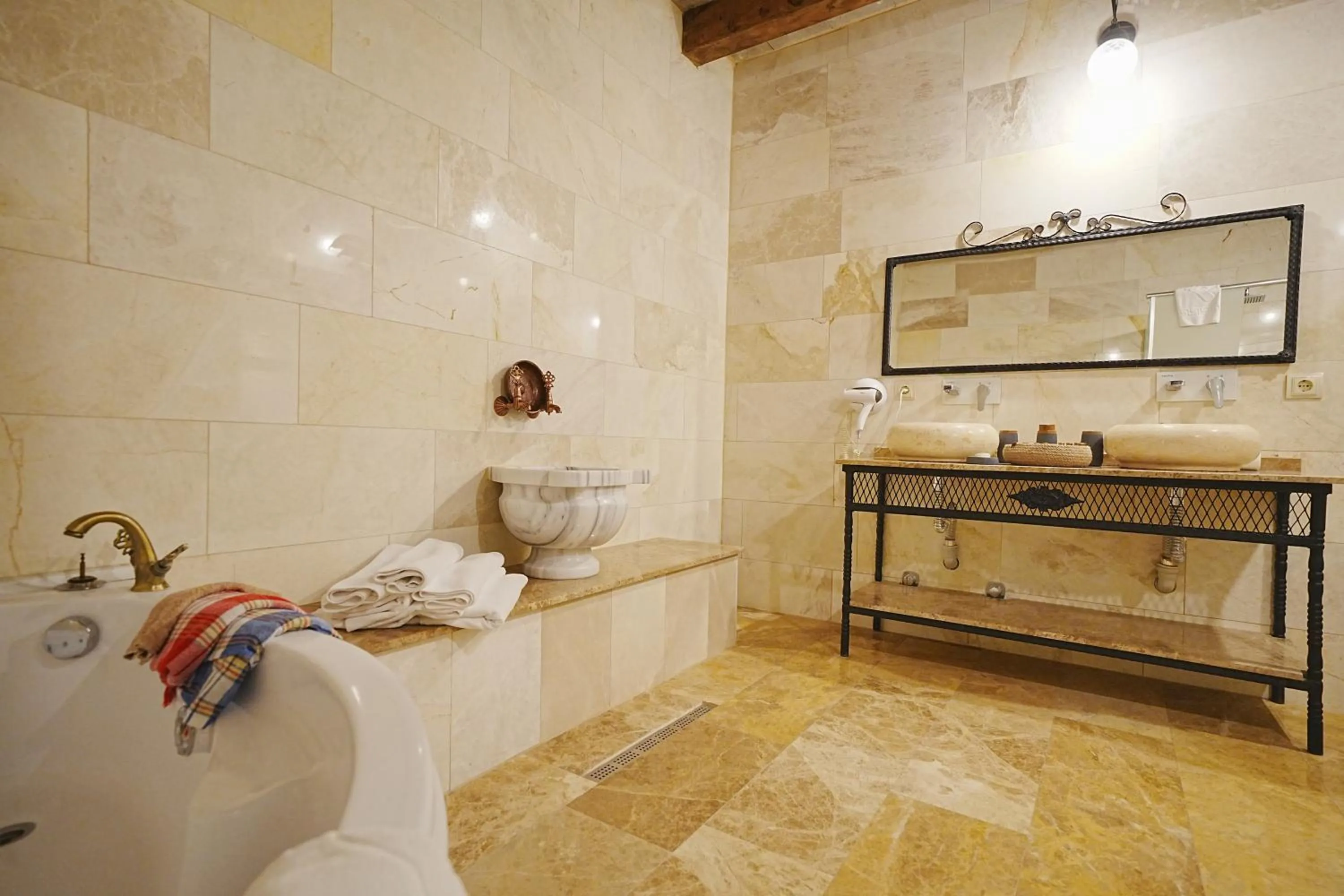 Hot Tub in Kayra Cave Suites