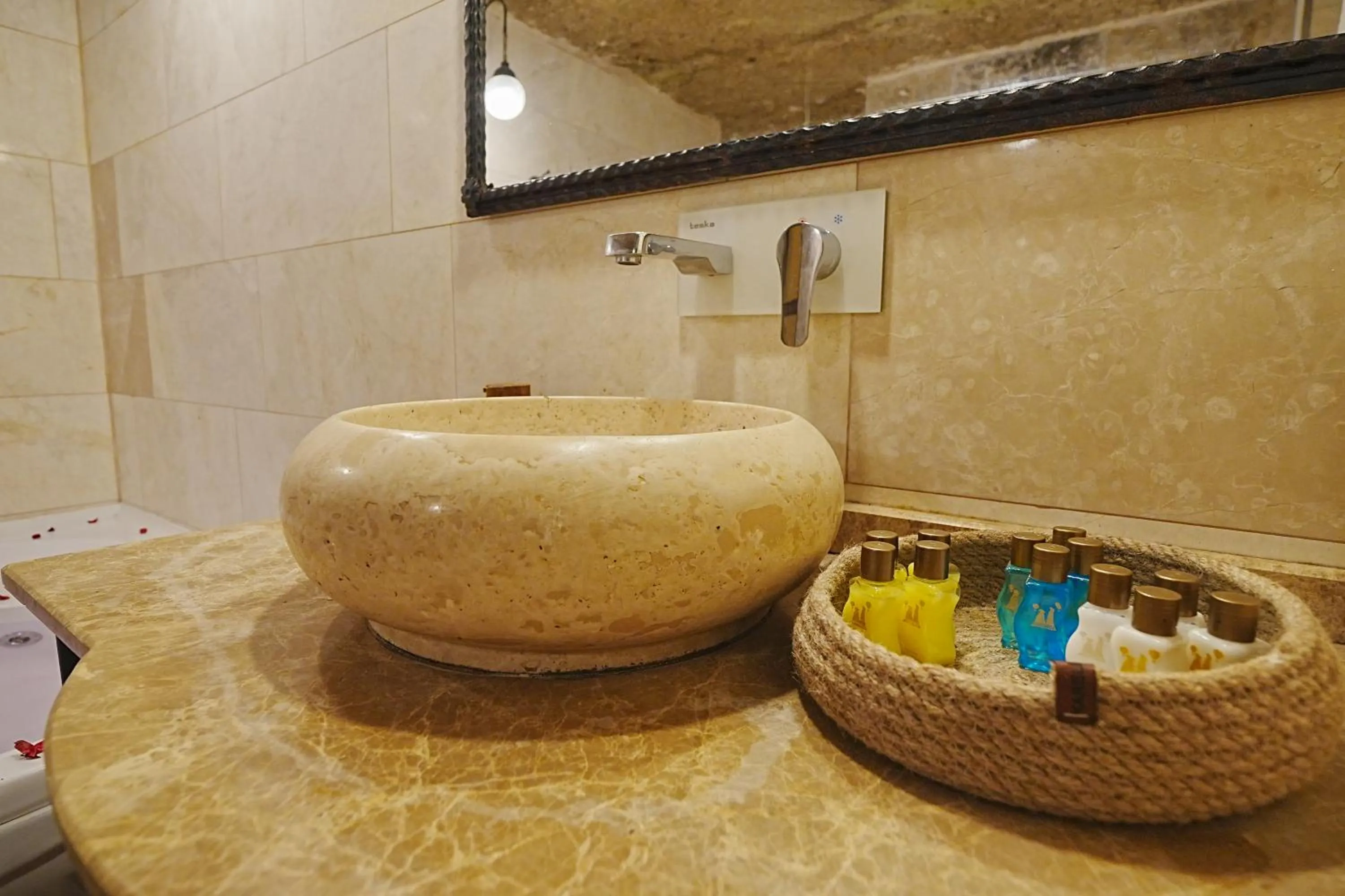 Bathroom in Kayra Cave Suites