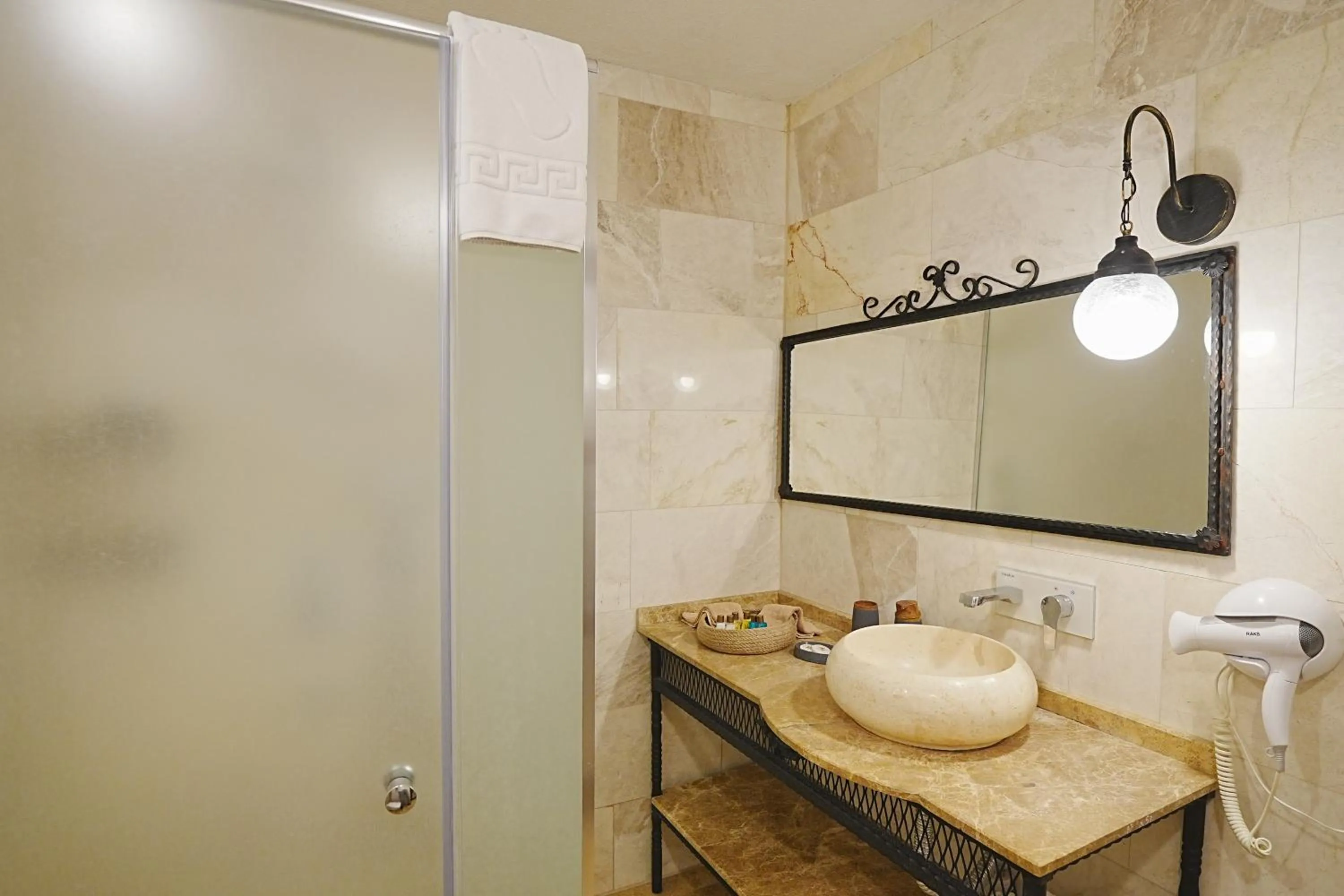 Bathroom in Kayra Cave Suites