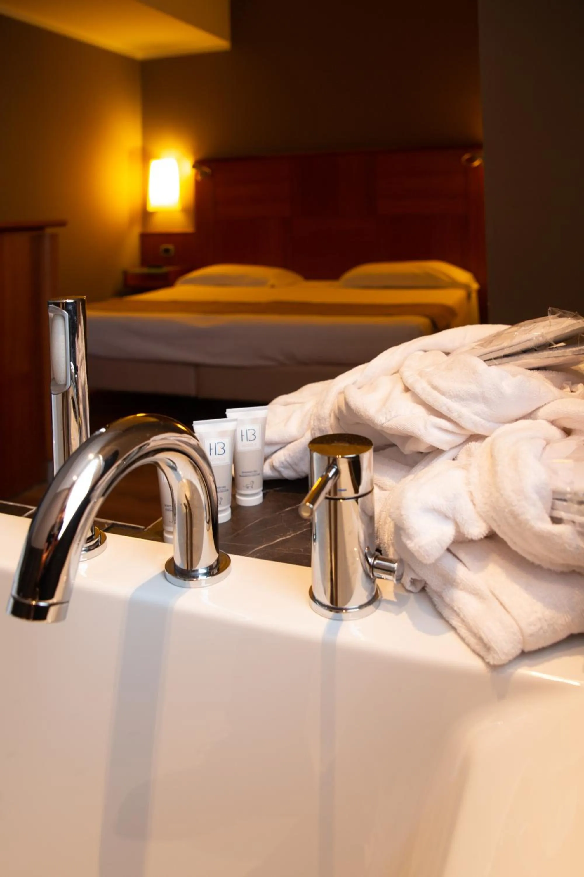 Hot Tub, Bed in Hotel Master