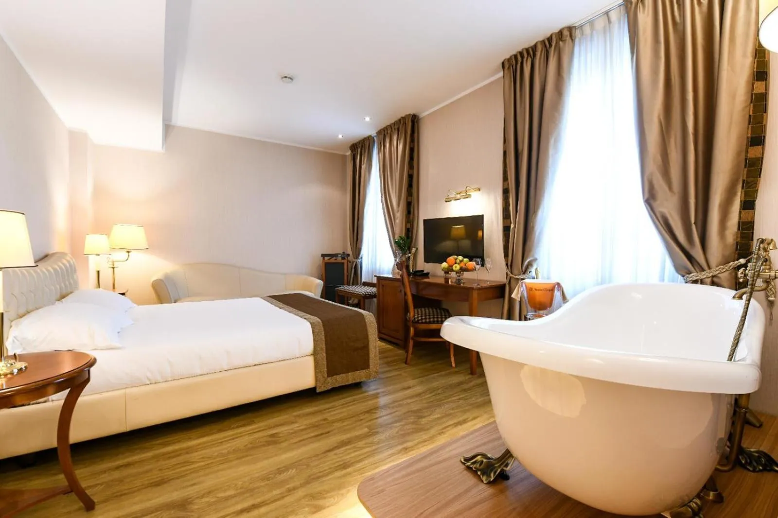 Bathroom, Bed in Hotel Master