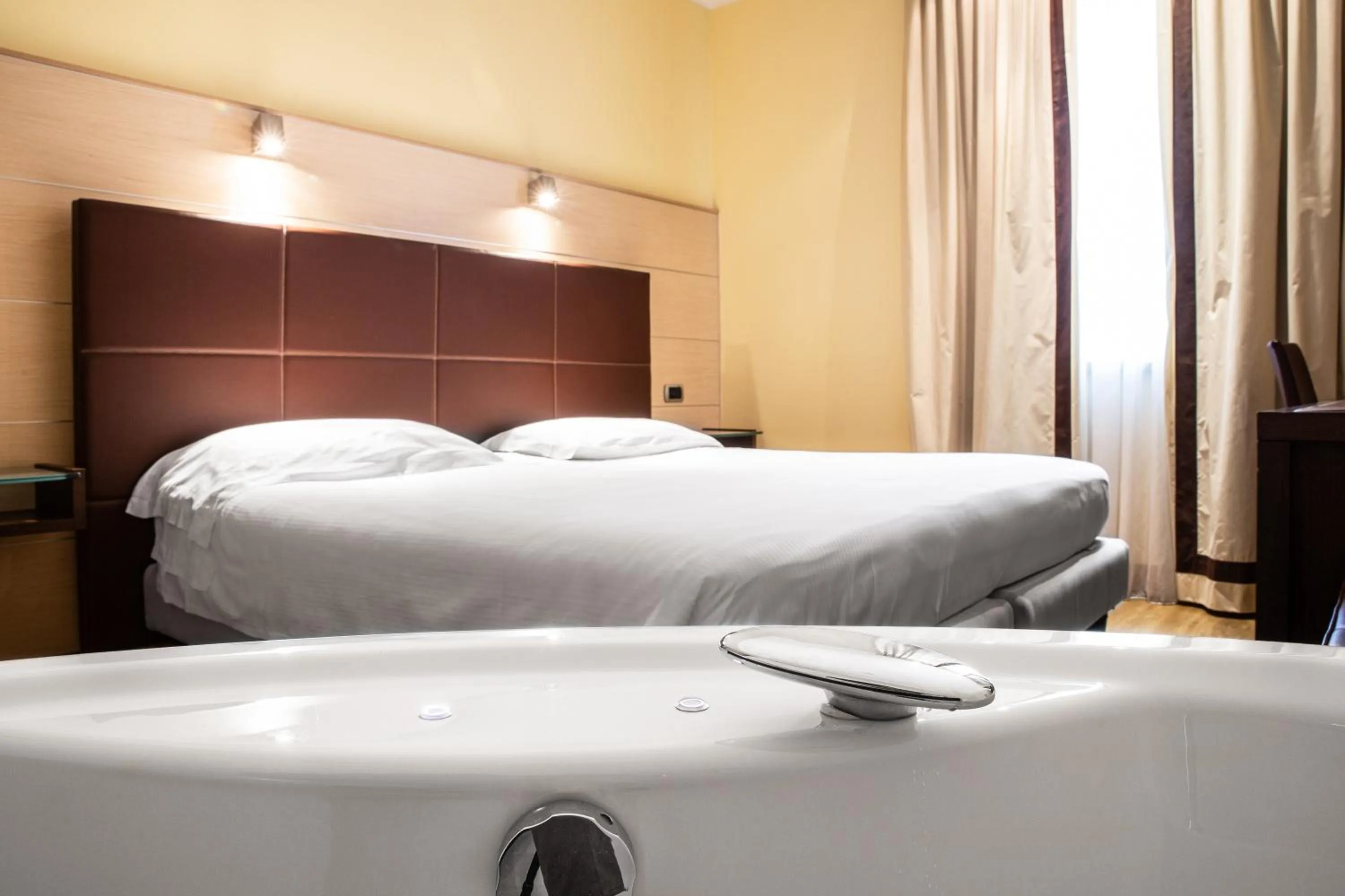 Hot Tub, Bed in Hotel Master