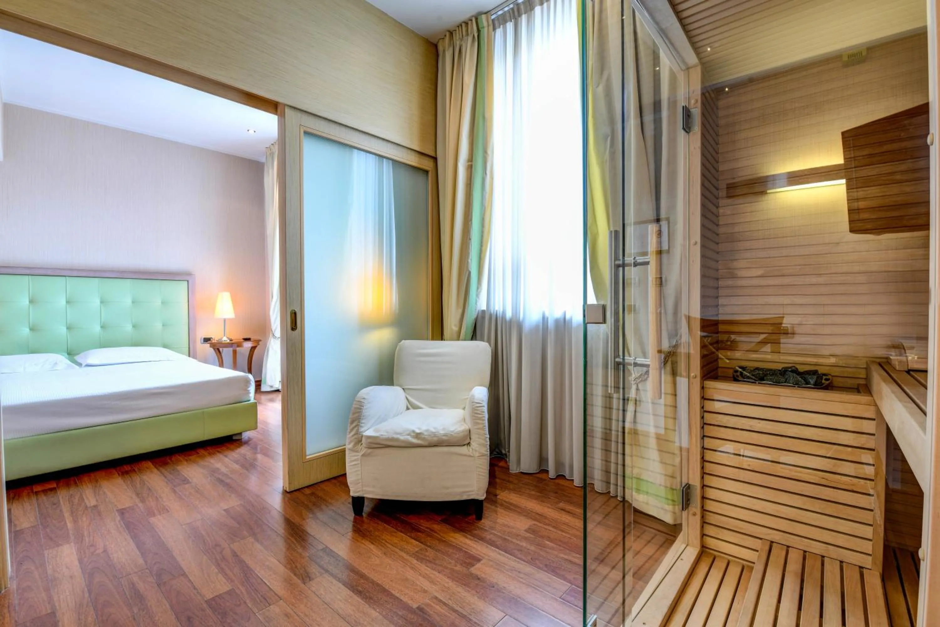 Photo of the whole room, Bed in Hotel Master