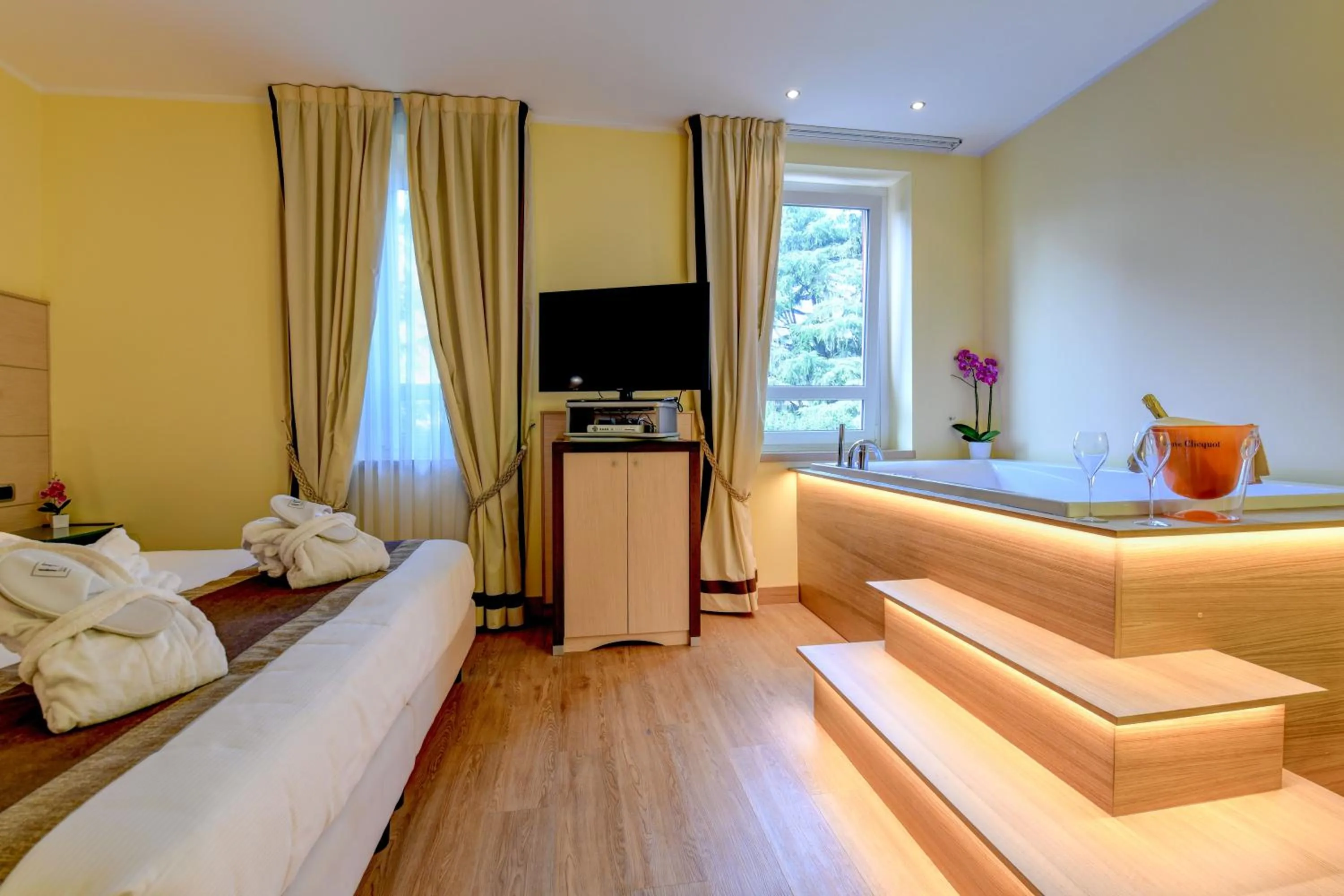 Hot Tub, Bed in Hotel Master