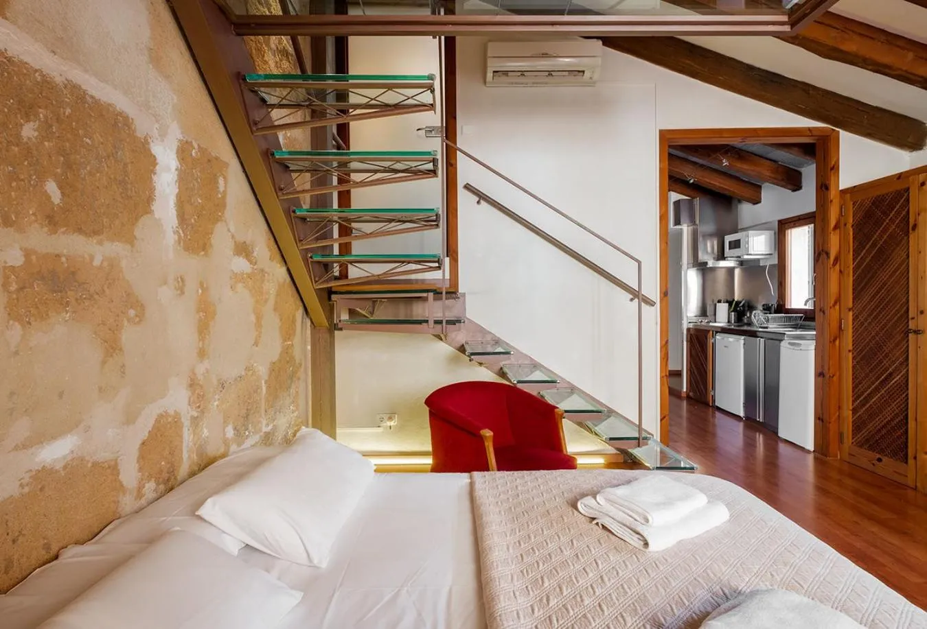 Photo of the whole room, Bed in Ramón Llull House