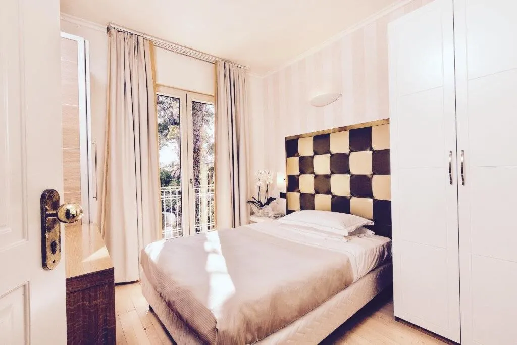 Bed in JR Resort Logos Forte dei Marmi
