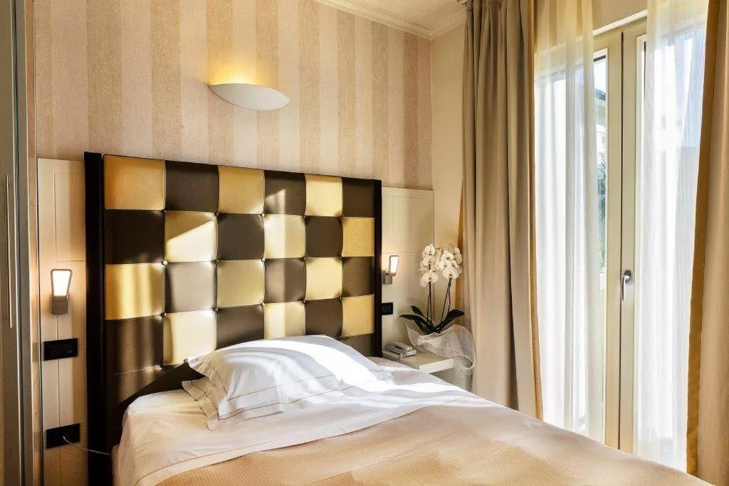 Bed in JR Resort Logos Forte dei Marmi