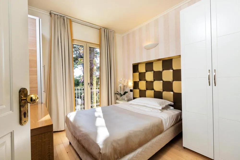 Bed in JR Resort Logos Forte dei Marmi