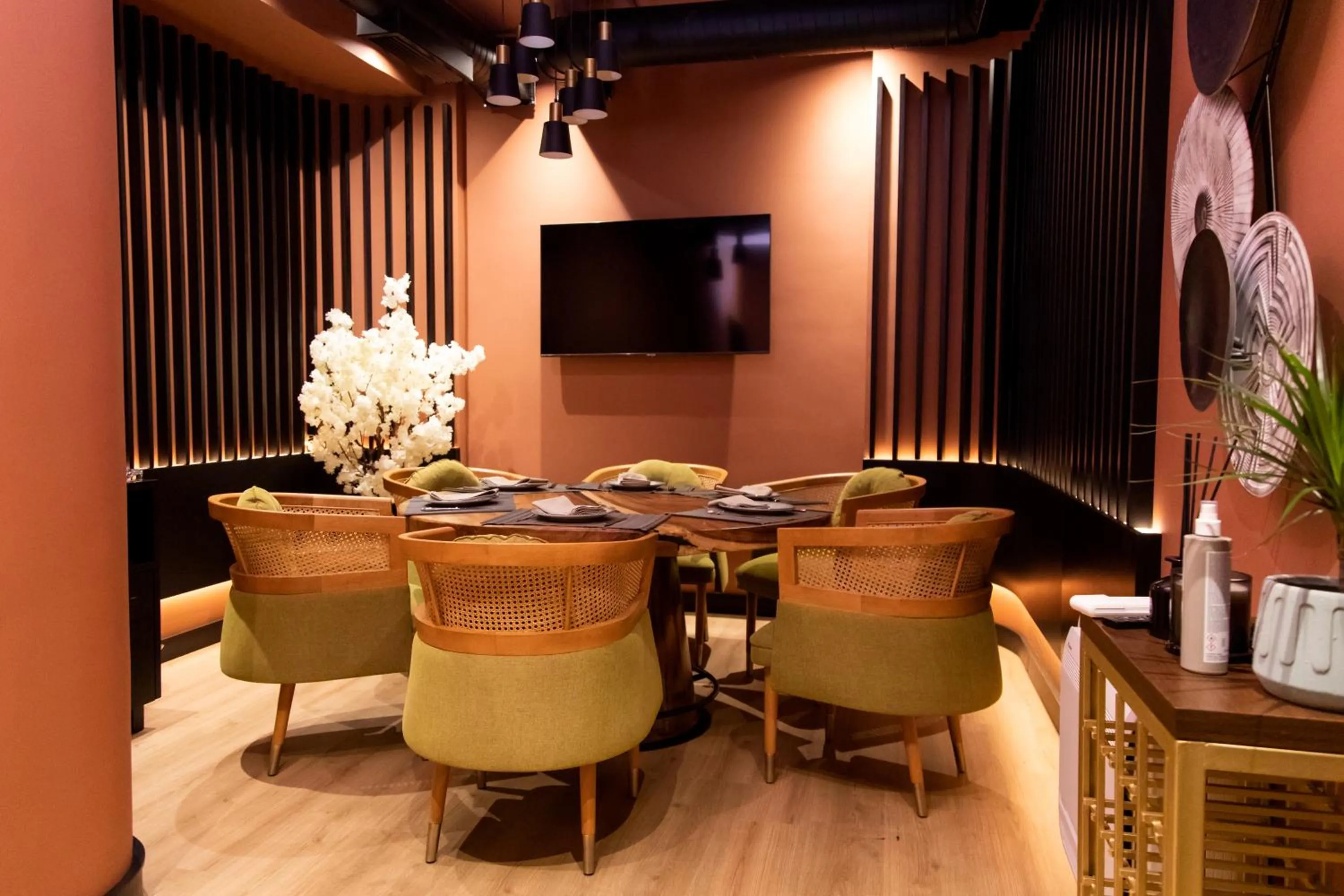 Restaurant/places to eat in Triss Hotel