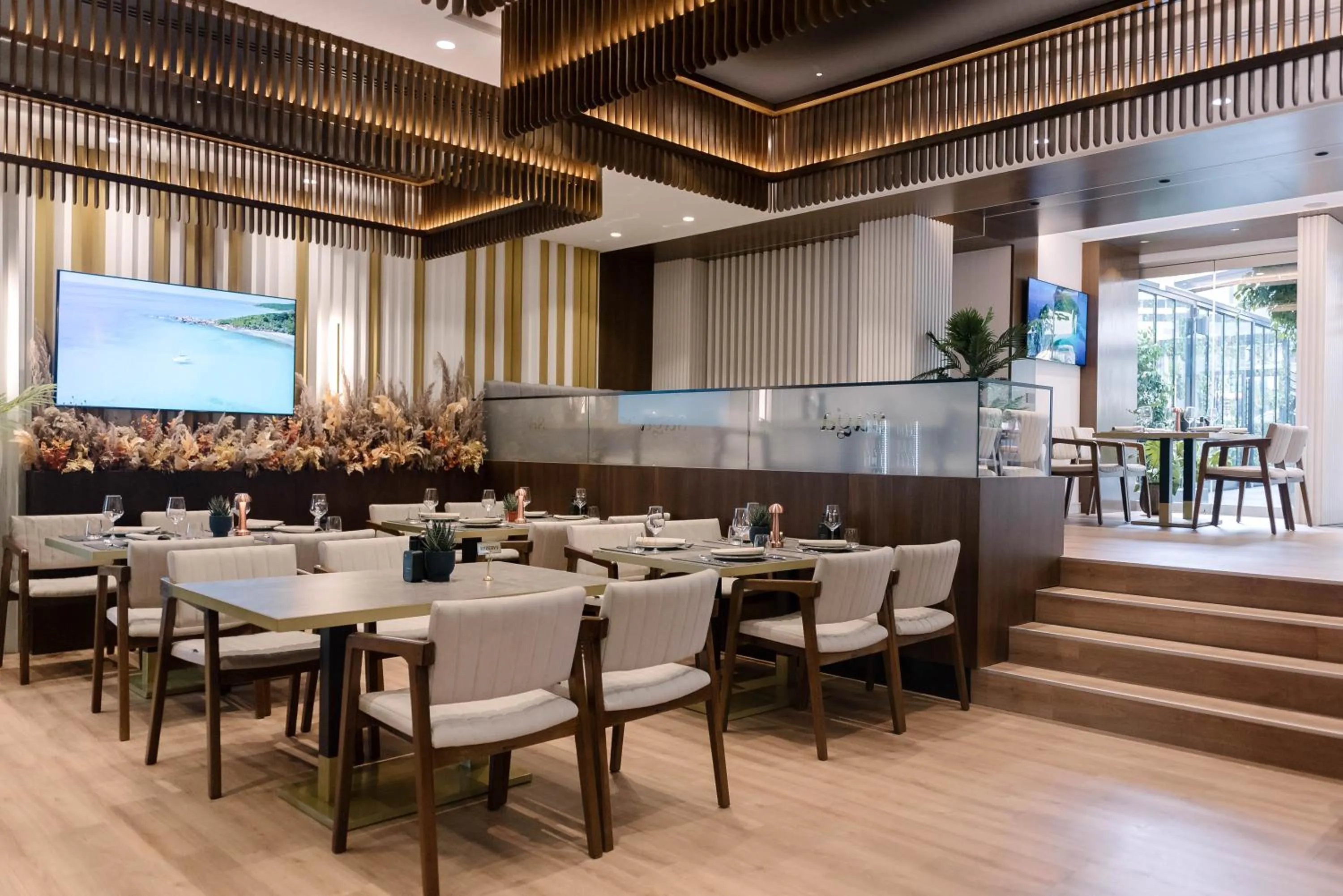 Restaurant/places to eat in Triss Hotel