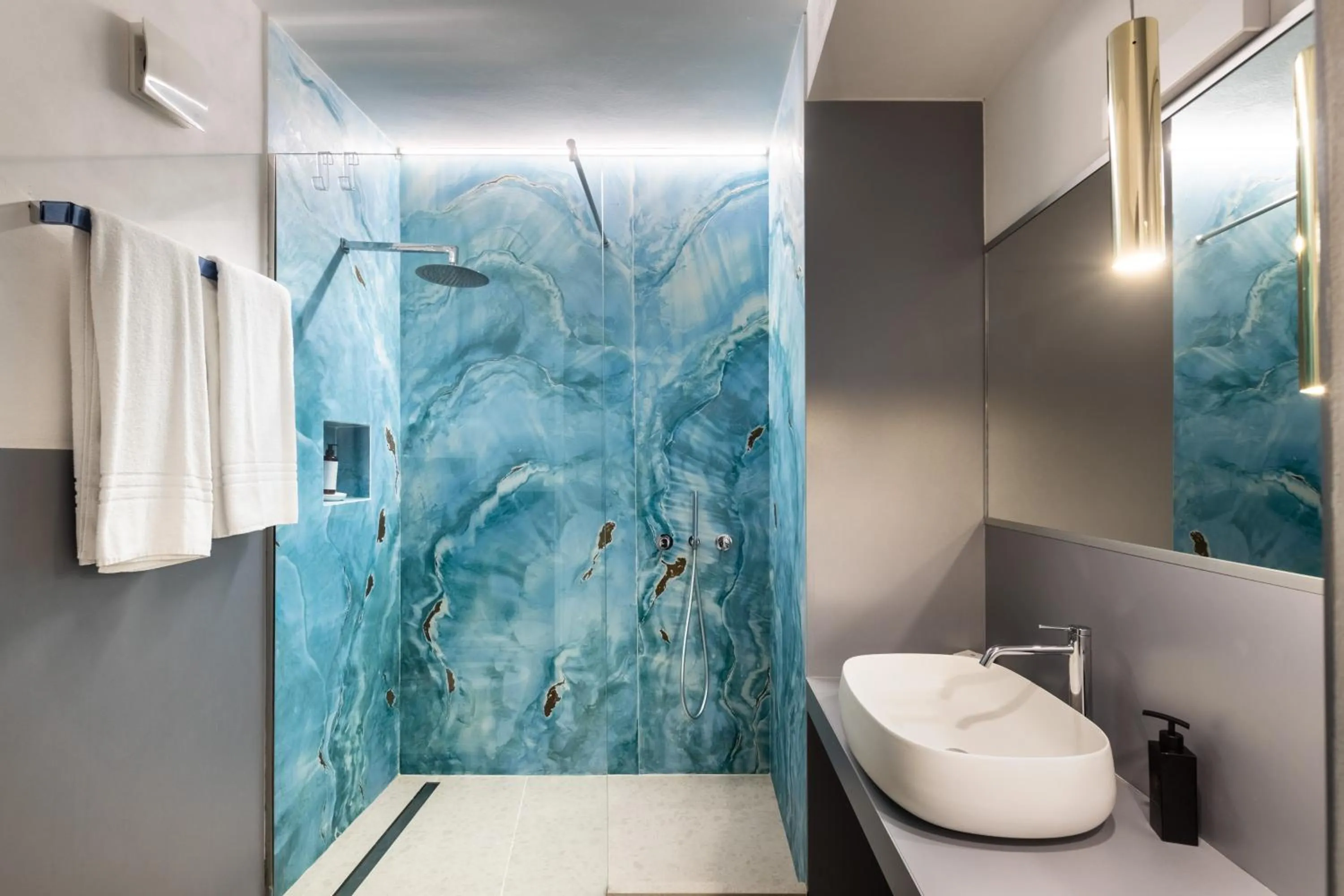 Shower in Giuggiulena