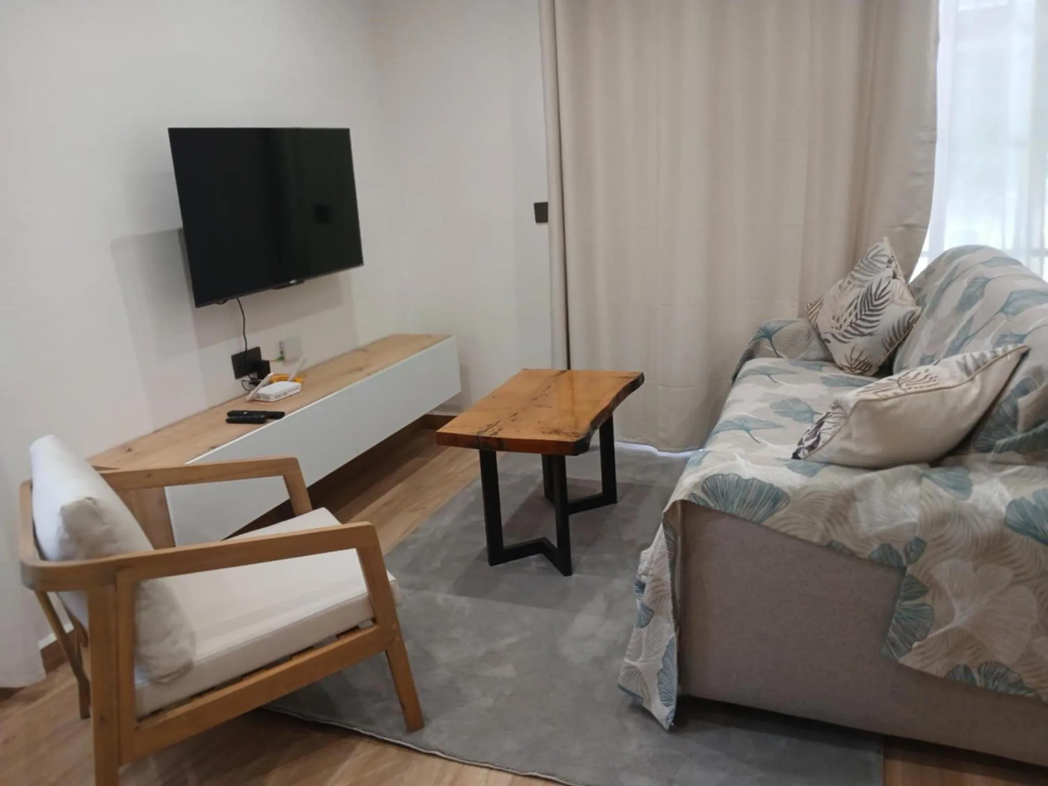 Communal lounge/ TV room in Mountain View Hotel