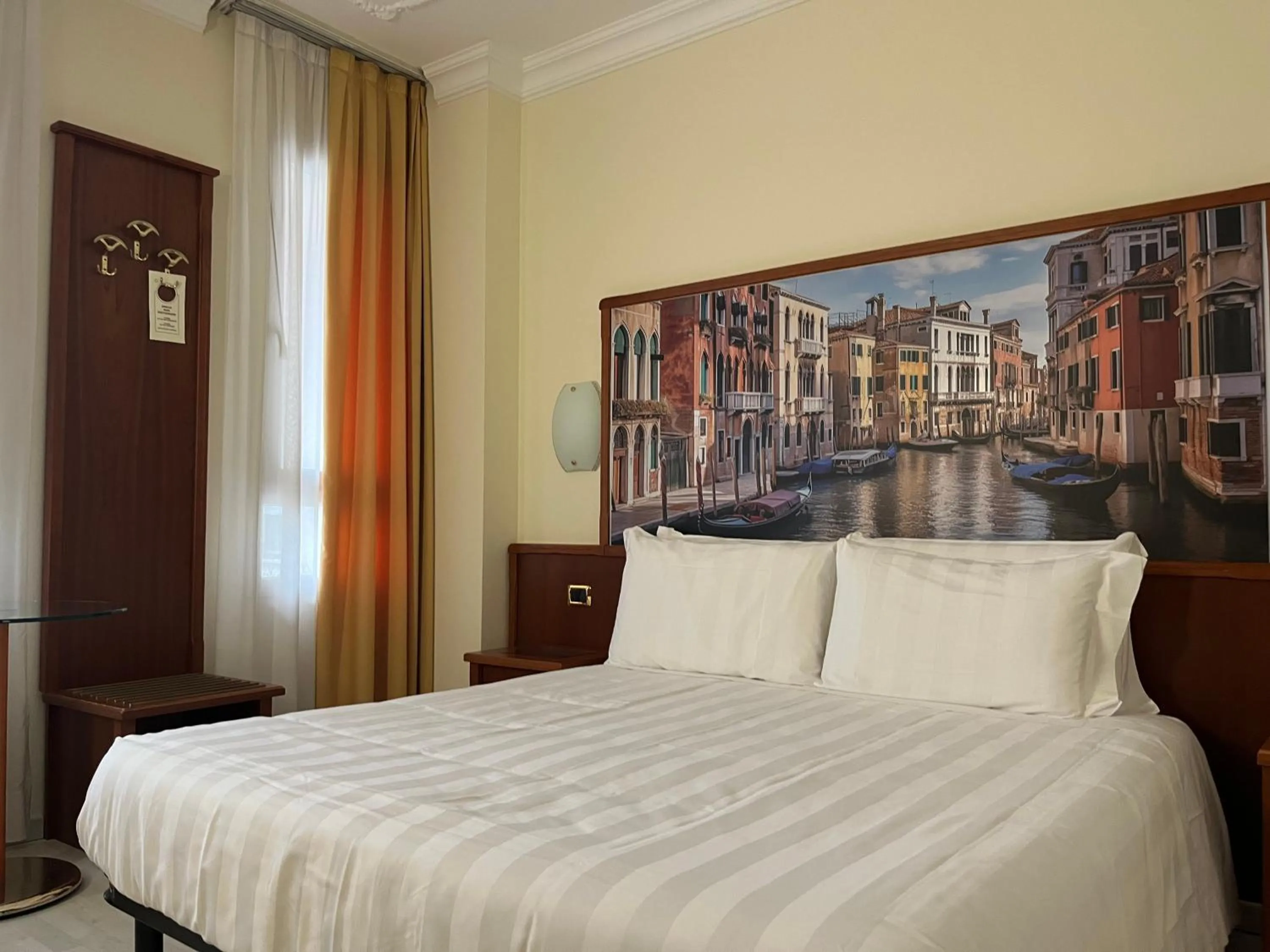 Bed in Hotel President Venezia