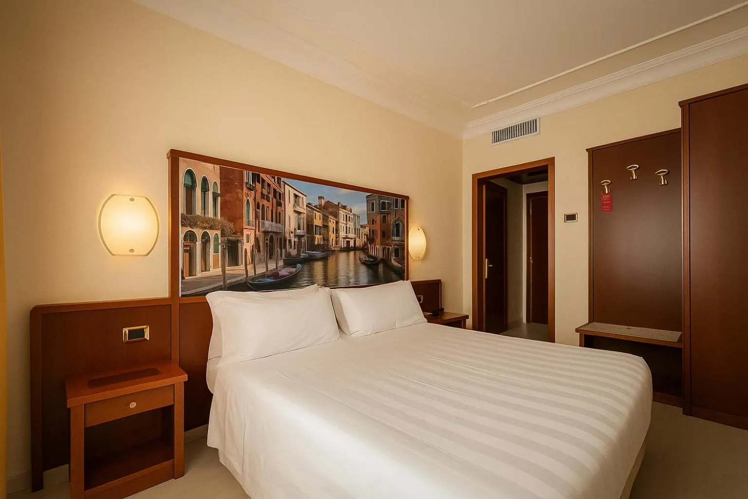 Bed in Hotel President Venezia