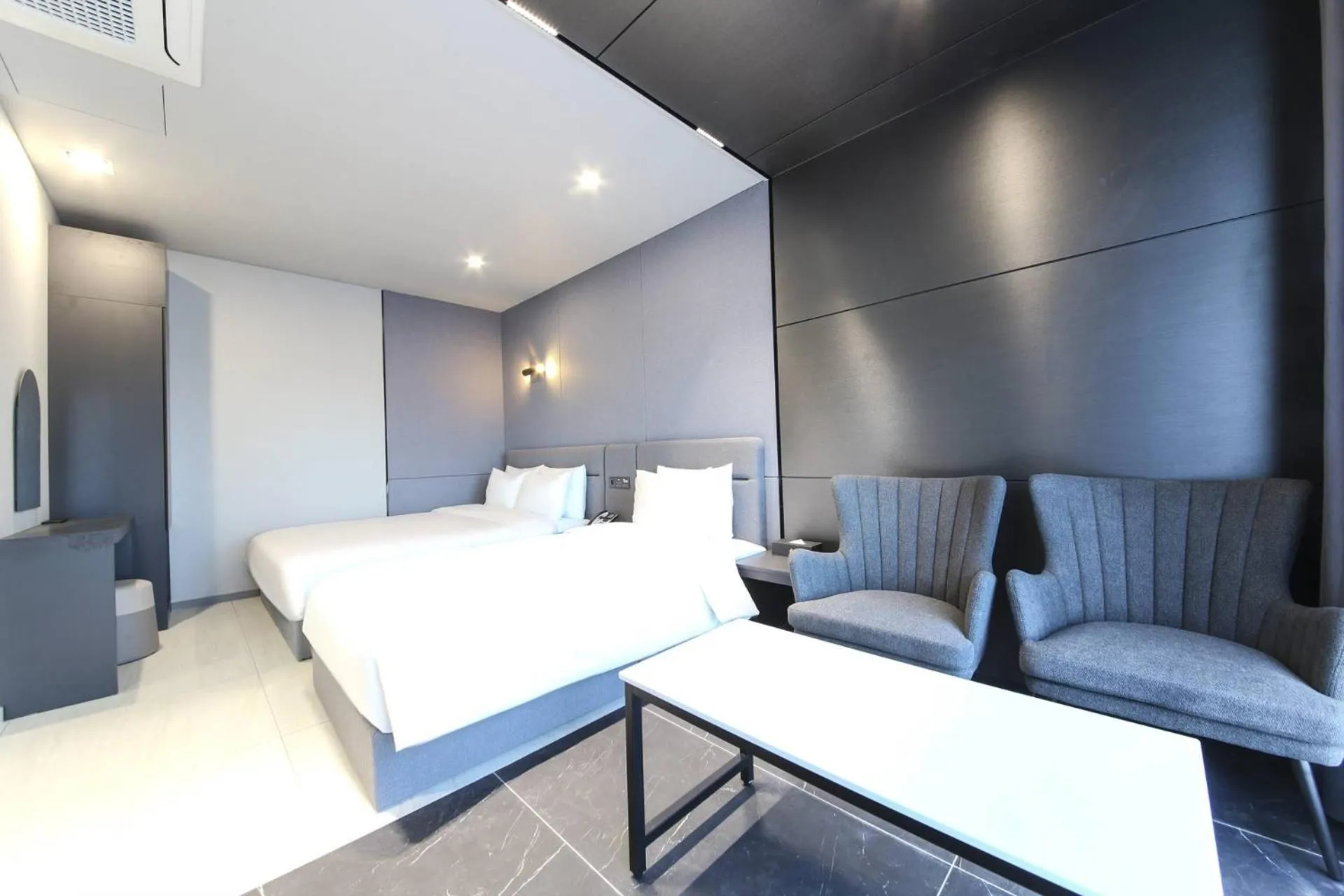 Living room, Bed in City Hotel the Busan Metro