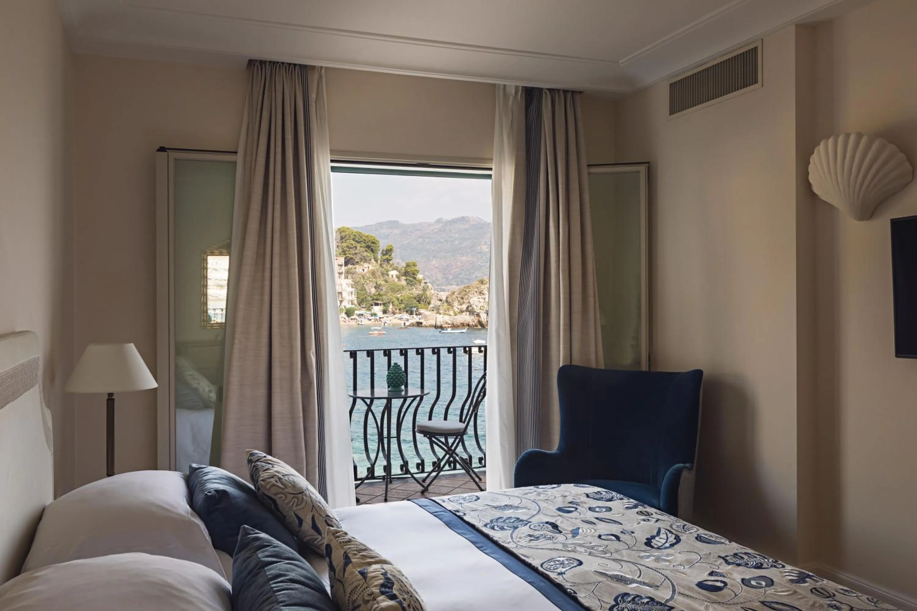 Bedroom, Bed in Villa Sant'Andrea, A Belmond Hotel, Taormina Mare