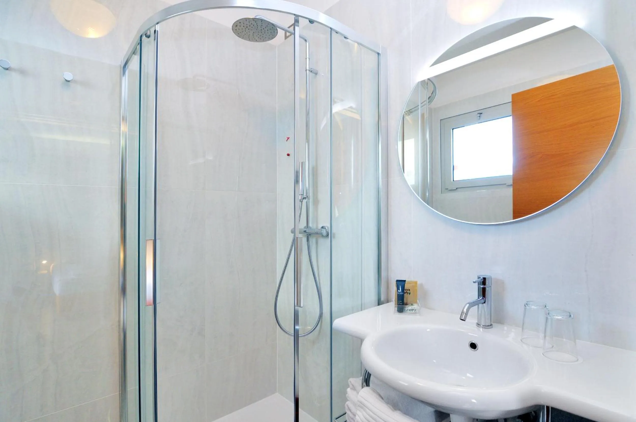 Shower in Eco Hotel Cleofe