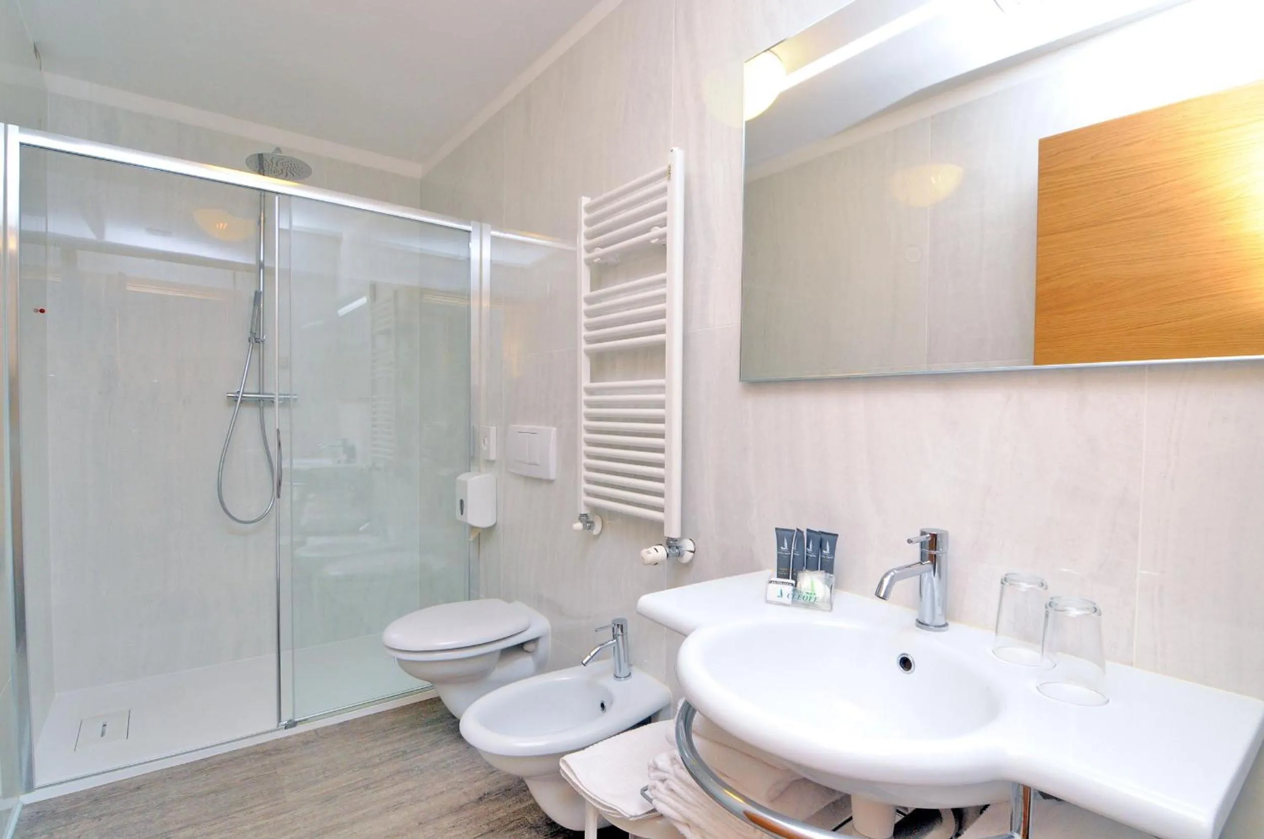 Shower in Eco Hotel Cleofe