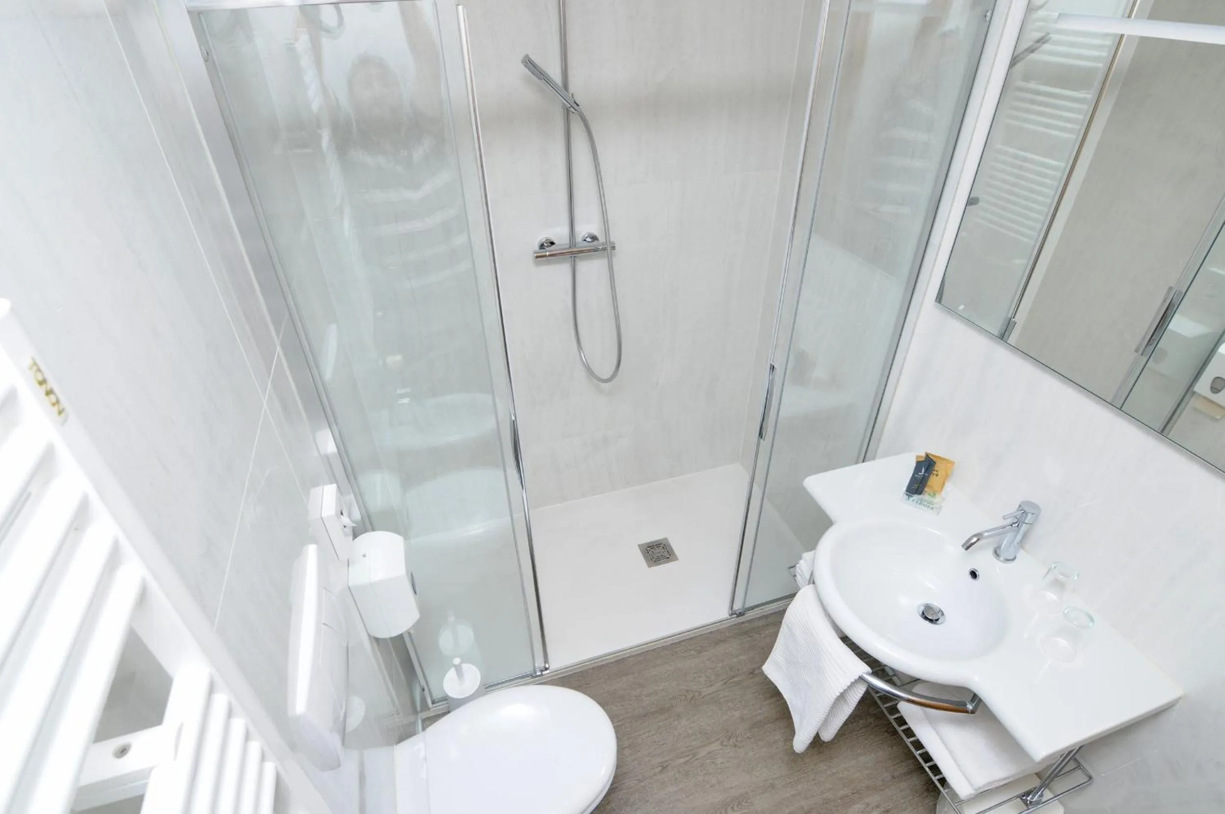 Shower in Eco Hotel Cleofe