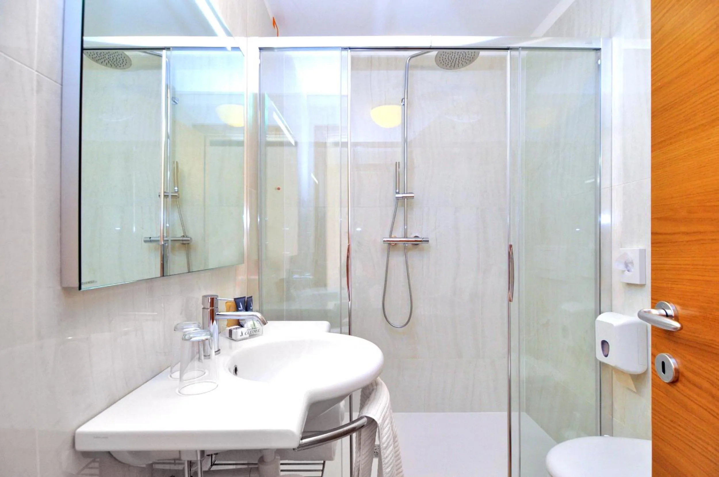 Shower in Eco Hotel Cleofe