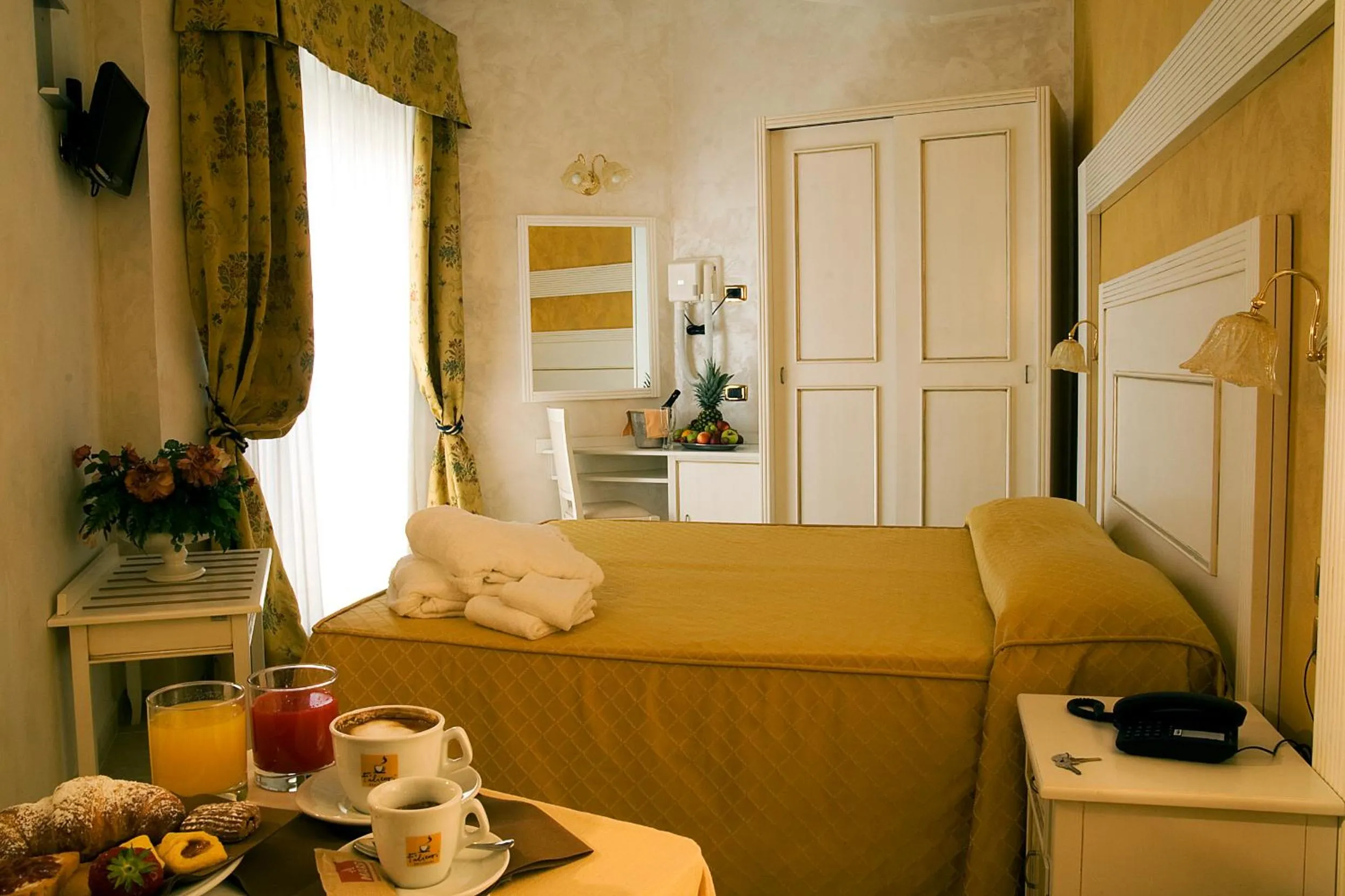 Photo of the whole room in Hotel Diplomat Palace