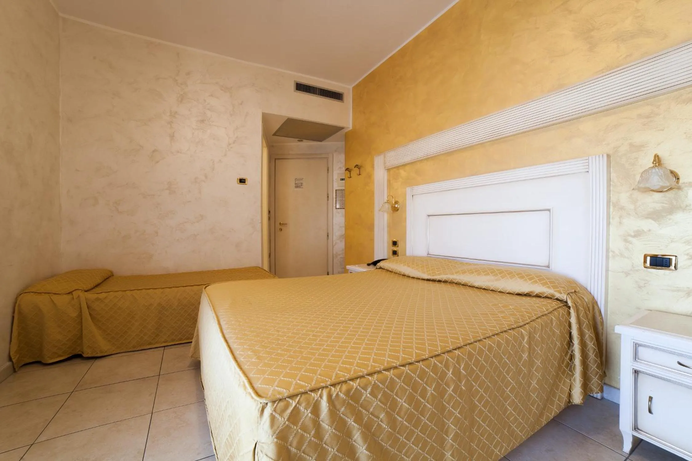 Bedroom, Bed in Hotel Diplomat Palace